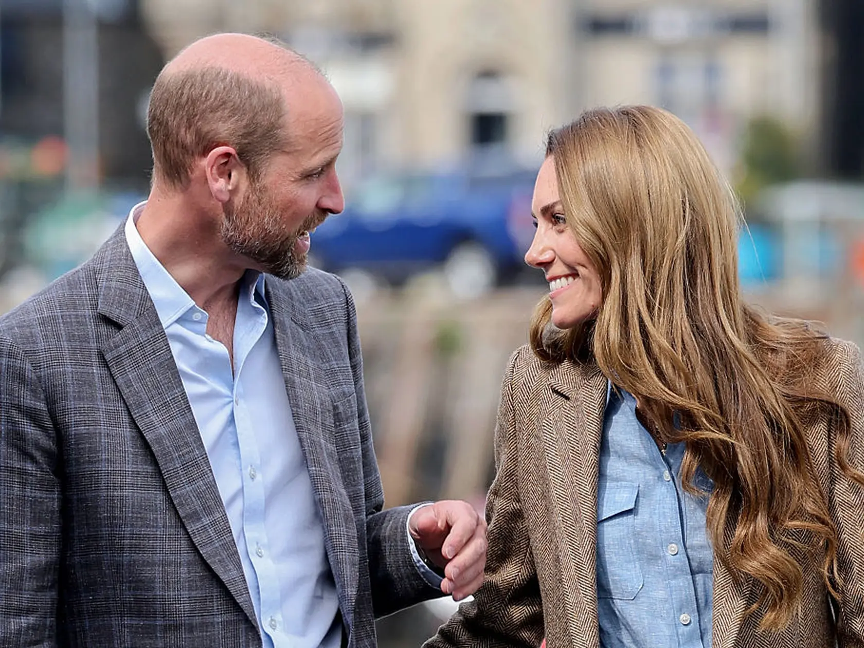 Princ William a princezná Kate sa vrátili na výročie svadby do Škótska, kde sa pred vyše 20 rokmi stretli ako študenti. Opäť to medzi nimi zaiskrilo. Kate neváhala Williama potľapkať aj po zadku. 