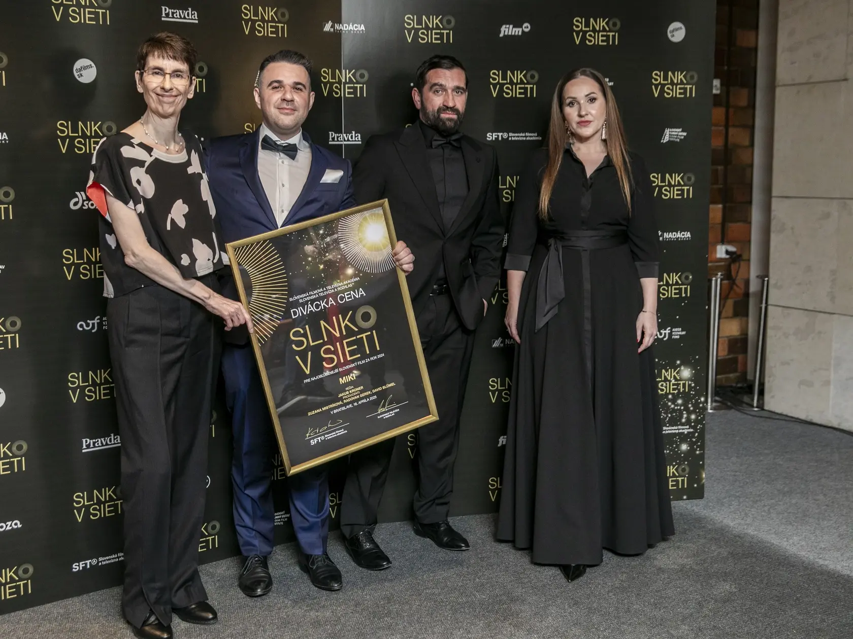 Slávnostné odovzdávanie cien Slnko v sieti za rok 2024. Herec Milan Ondrík a producentka Zuzana Mistríková (vľavo).