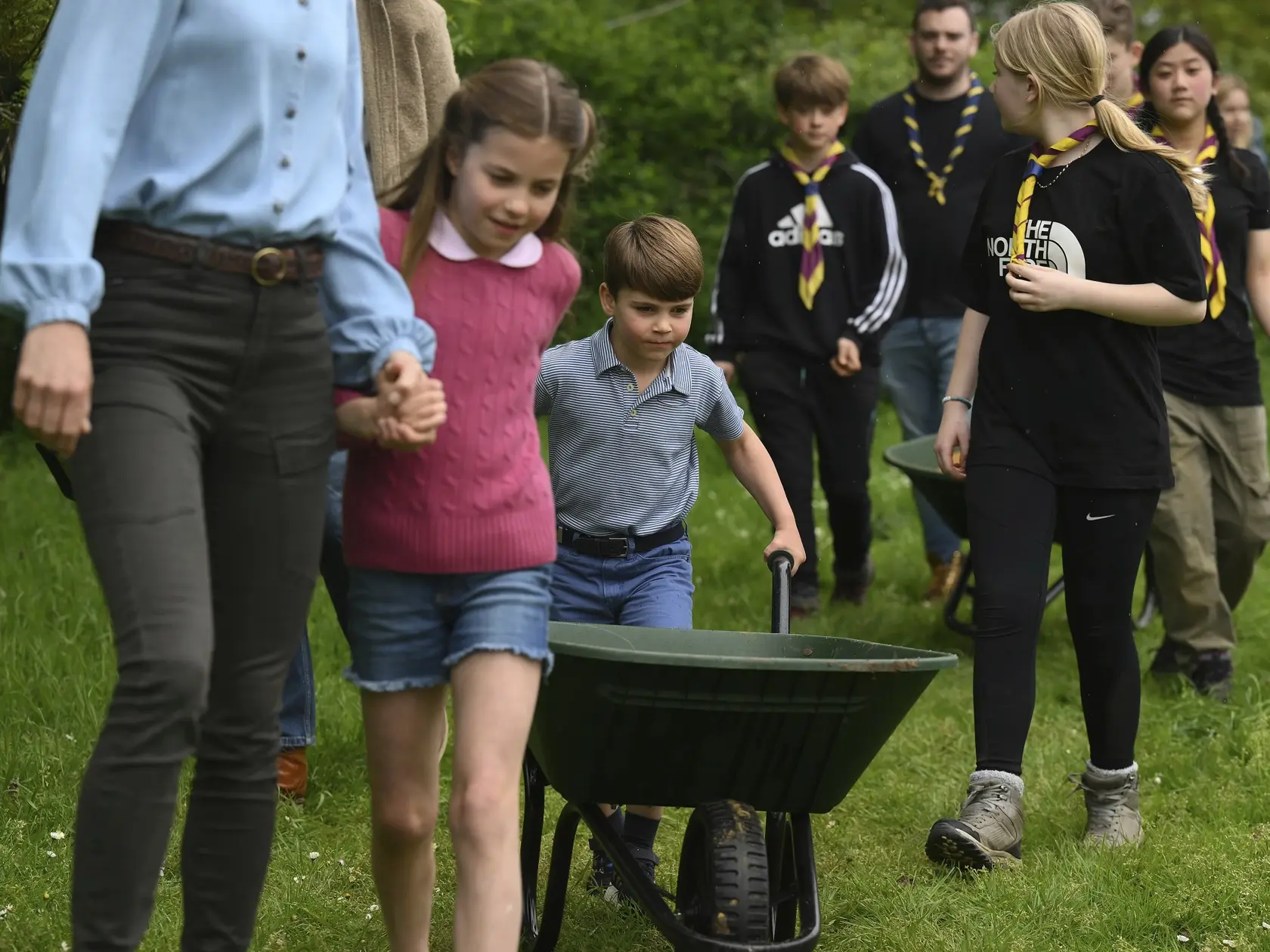 JB 63 Slough - Britský princ Louis tlačí fúrik vedľa princeznej Charlotte a Kate, britskej princeznej z Walesu, ktorí sa zúčastňujú dobrovoľníckych prác počas dňa "veľkej pomoci" v anglickom meste Slough 8. mája 2023. Korunovačné slávnosti v Británii pokračovali aj v pondelok, ktorý bol vyhlásený za štátny sviatok a bol venovaný dobrovoľníctvu. TASR o tom informuje podľa správ agentúry AFP a televízii Sky News a BBC. Po veľkolepej sobotňajšej korunovačnej ceremónii a nedeľňajšom koncerte a pouli