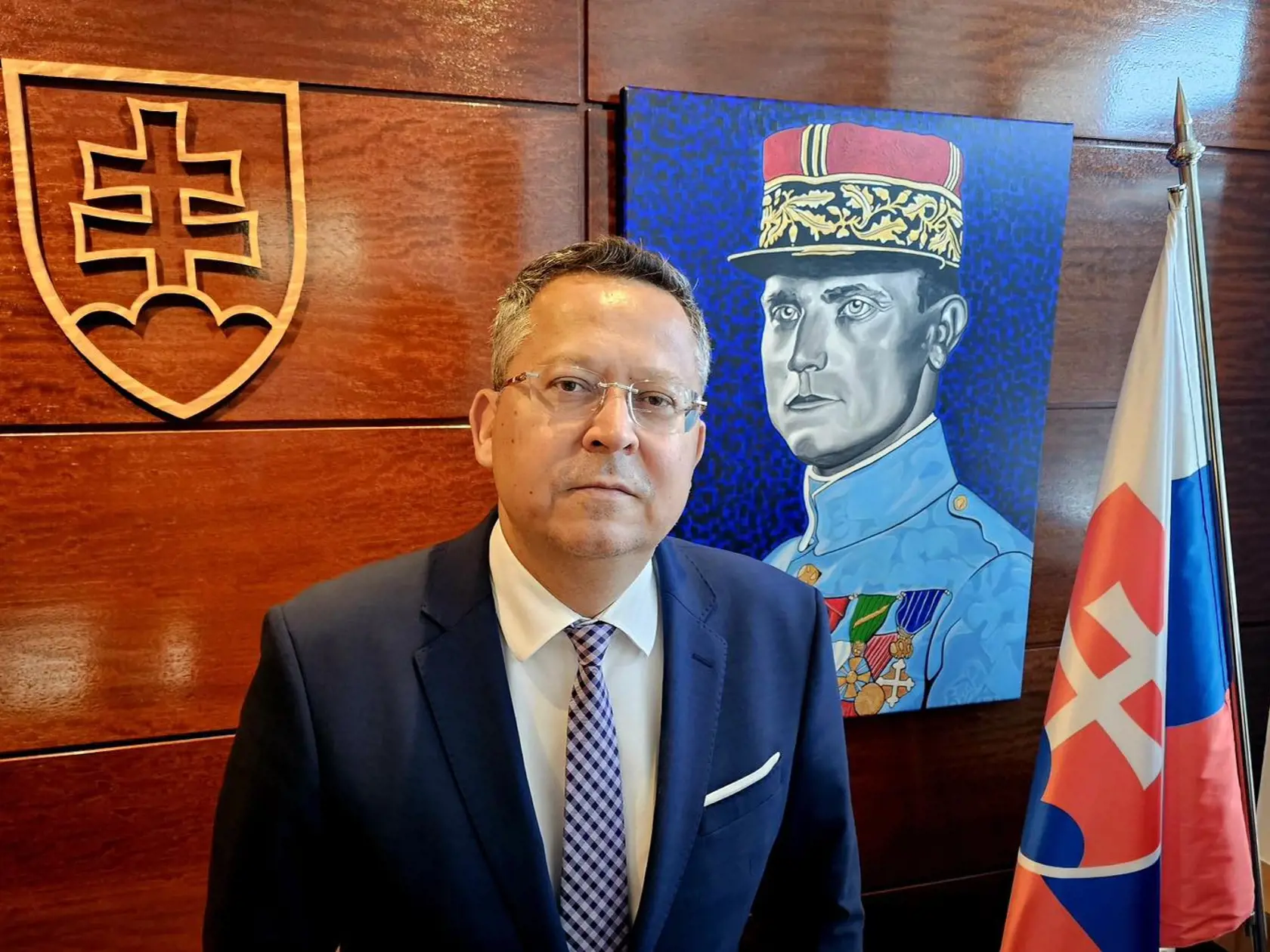 Ladislav Kamenický pred obrazom M.R. Štefánika