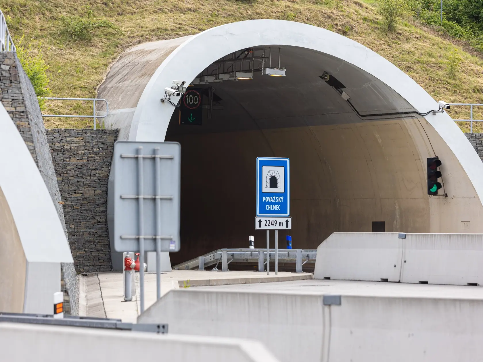 Na snímke diaľničný tunel Považský Chlmec na úseku diaľnice D3 Žilina Strážov - Žilina Brodno v piatok 16. mája 2025 v Považskom Chlmci pri Žiline.