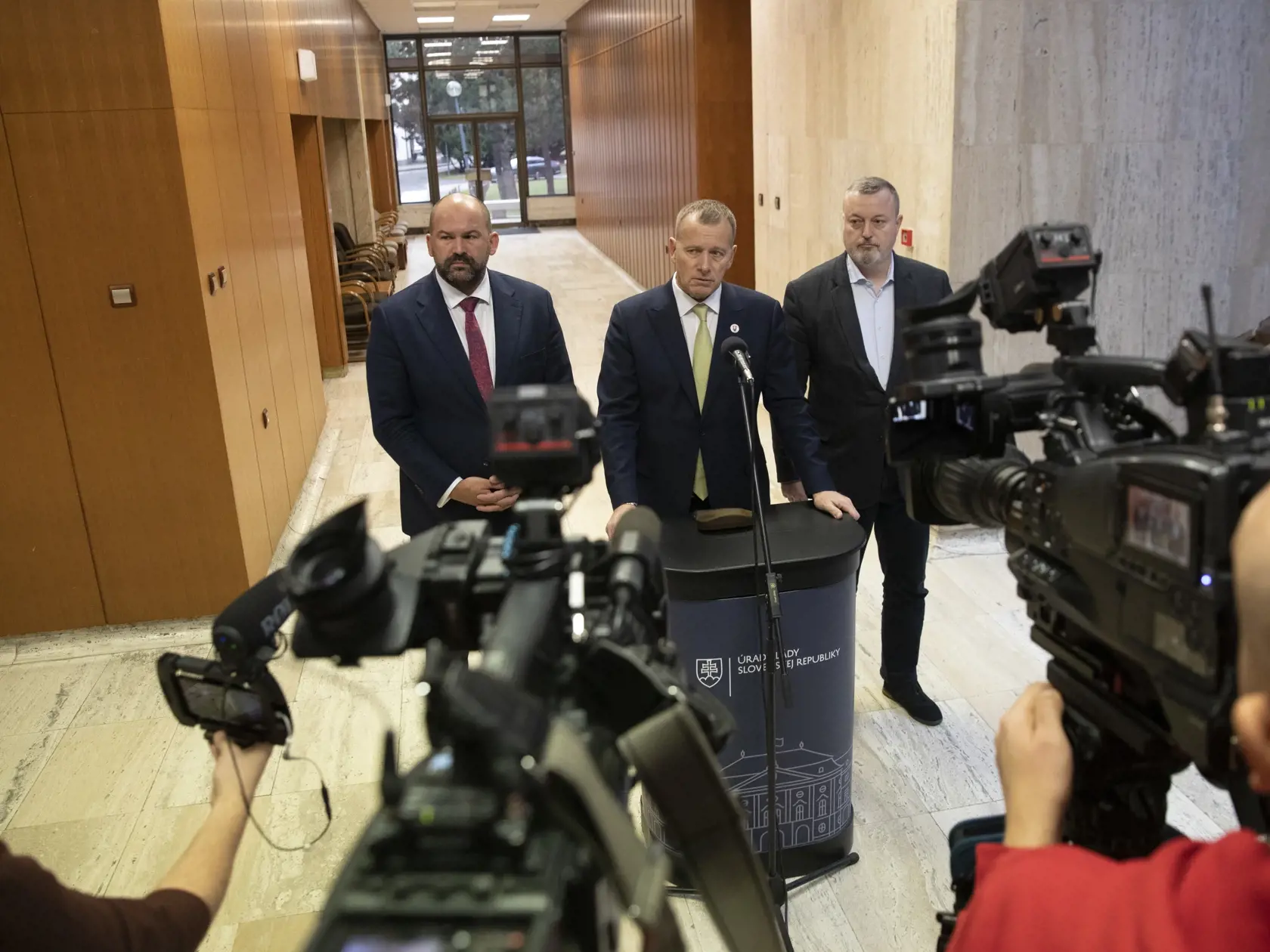 Peter Pčolinský bol známy svojím podrezaným jazykom. Aj dnes, z času na čas, poriadne naloží svojim exkolegom z koalície. Najnovšie si však nasypal aj sám popol na hlavu.