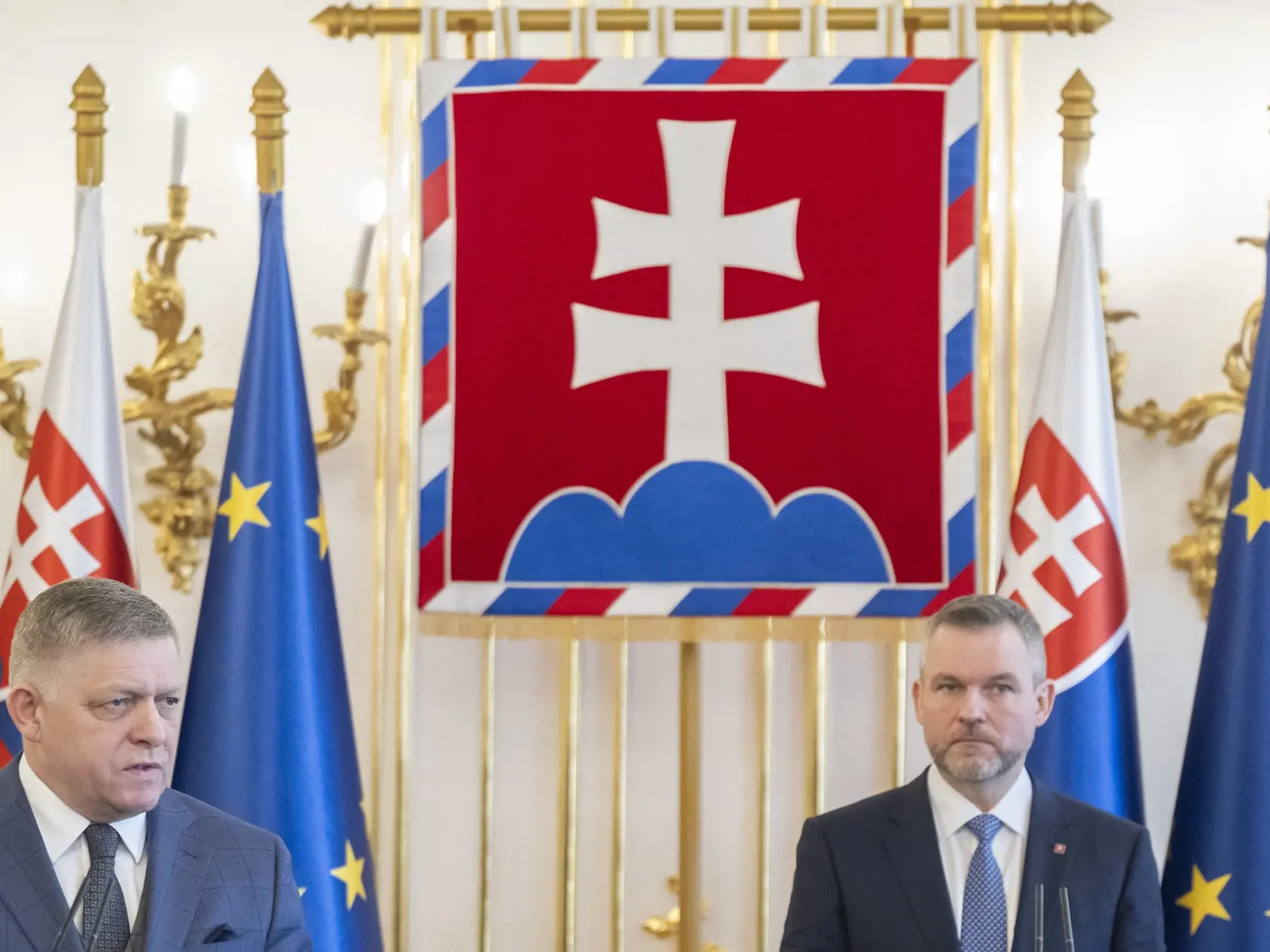 Na snímke predseda koaličnej strany Smer-SD a premiér SR Robert Fico (vľavo) gestikuluje počas tlačovej konferencie po stretnutí politických strán za okrúhlym stolom k zahraničnopolitickej orientácii Slovenska, ktoré zorganizoval prezident SR Peter Pellegrini (vpravo) v Prezidentskom paláci v Bratislave v utorok 4. februára 2025.