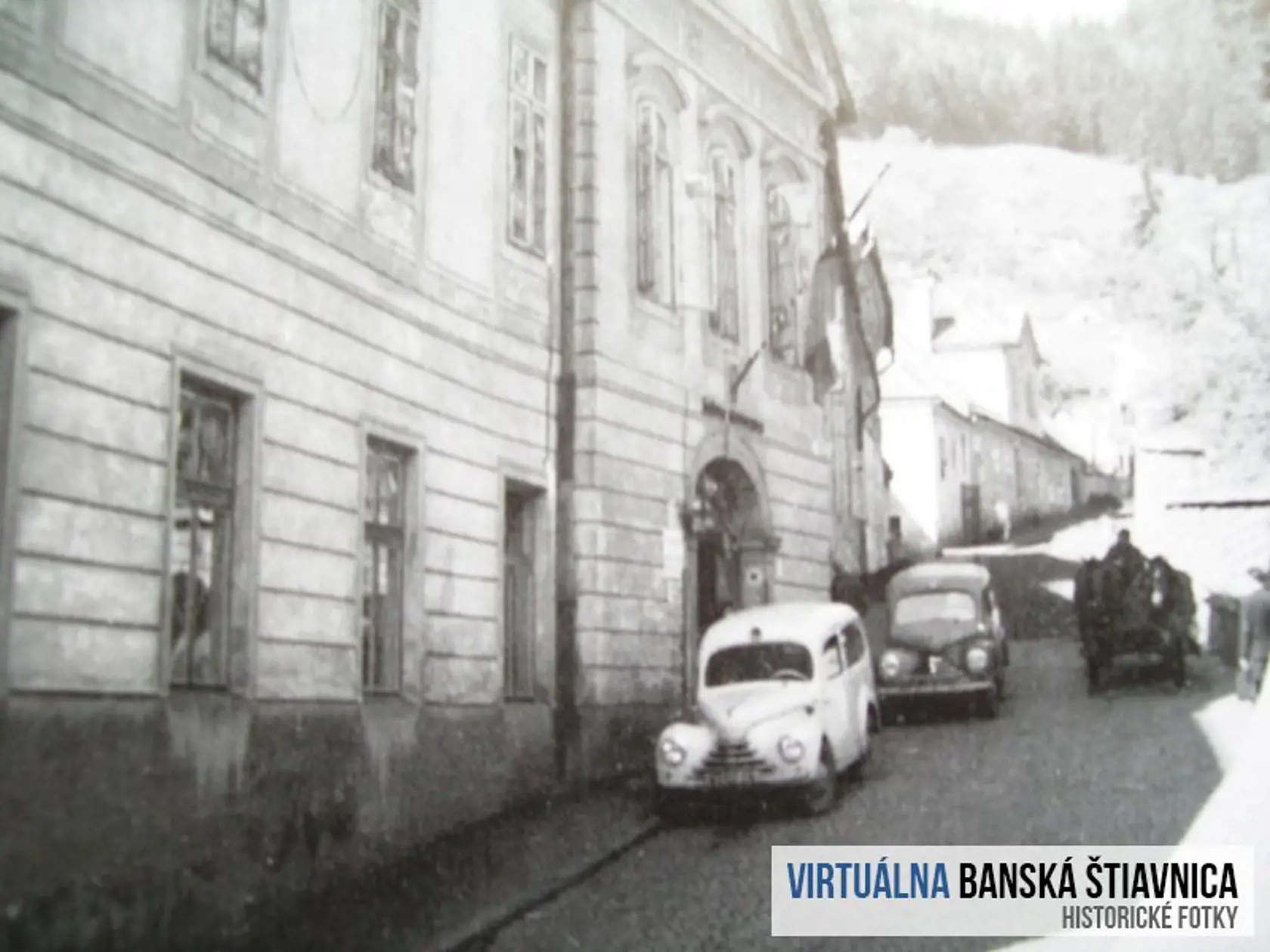 Počiatky toho domu siahajú do ďalekej minulosti, v zadnej časti budovy je totiž  zachovaný aj kamenný portál dverí s vročením 1578.