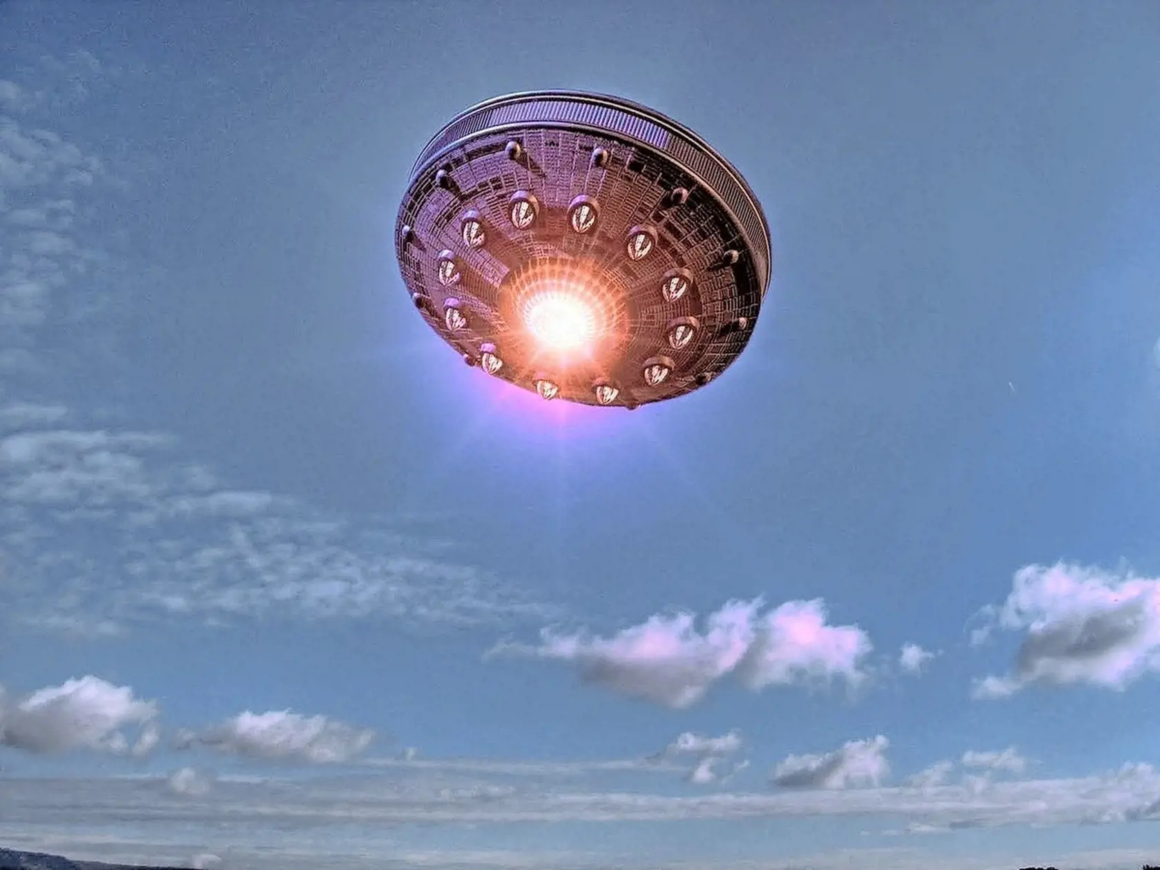 Predstava UFO je u každého iná, všeobecne sa však hovorí o lietajúcom tanieri.