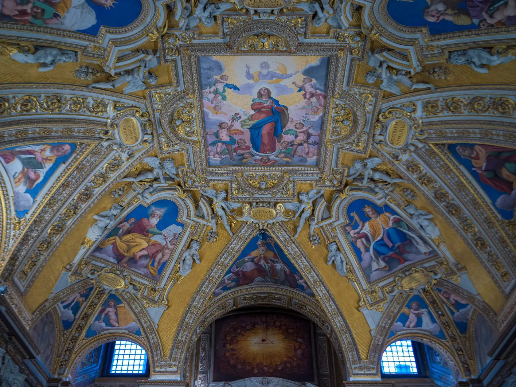 Bazilika Santa Maria Maggiore - Bazilika Panny Márie Väčšej - je miestom posledného odpočinku pápeža Františka. Vo vnútri je zakázané fotiť, pred dvomi týždňami na špeciálne povolenie, zachytil interiér významný slovenský fotograf, Prešovčan Jano Štovka.