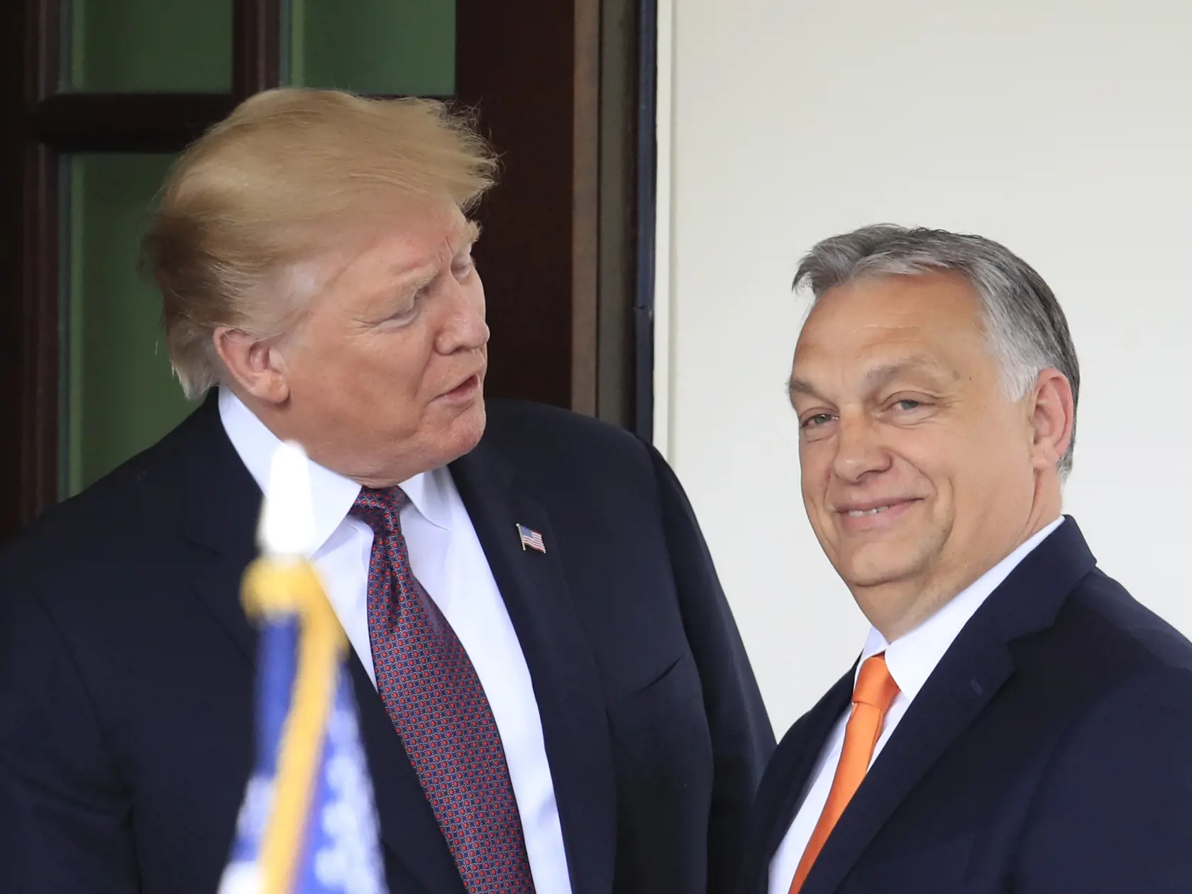Na archívnej snímke z 13. mája 2019 americký prezident Donald Trump (vľavo) a maďarský premiér Viktor Orbán počas stretnutia vo Washingtone.