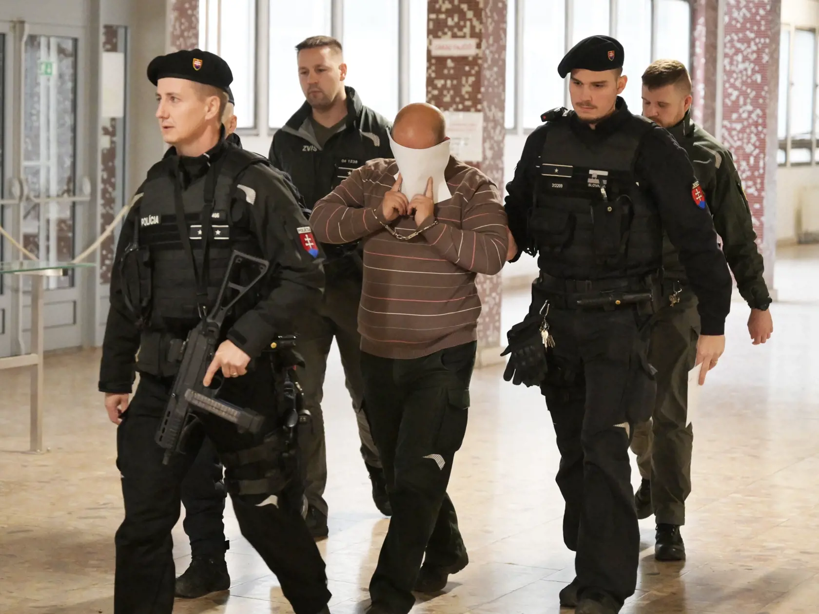 Úradu inšpekčnej služby (ÚIS) obvinil košického policajta z obzvlášť závažného zločinu zabitia. Podľa informácií vyšetrovateľa ÚIS mal policajt počas služby 5. novembra spôsobiť osobe zaistenej pri trestnom čine viacpočetné zranenia, ktorým v nemocnici na druhý deň podľahla.