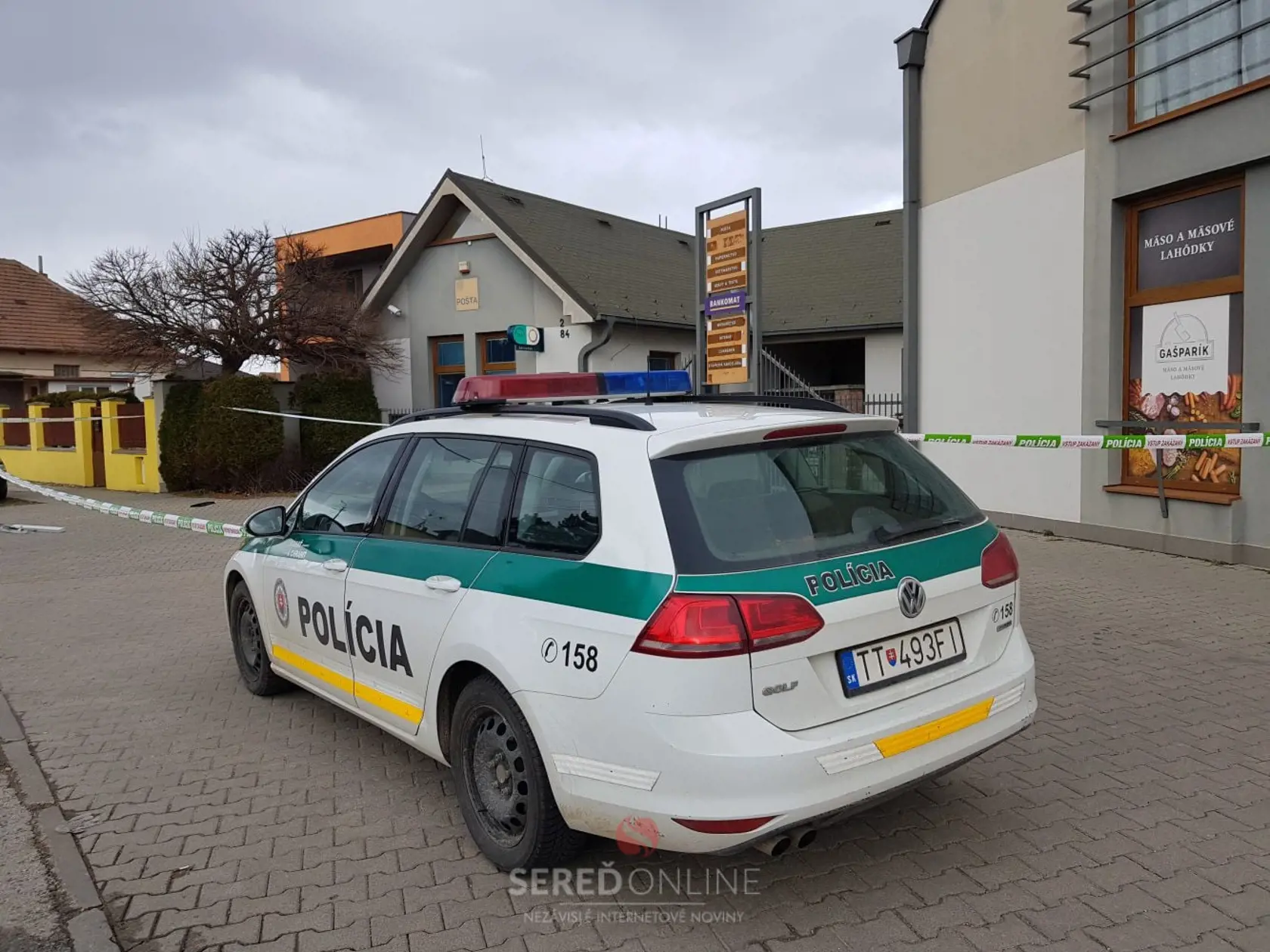 ÚTOK NA BANKOMAT. V OBCI ŠÚROVCE ZASAHUJÚ POLICAJTI AJ EXPERTI Z KEÚ