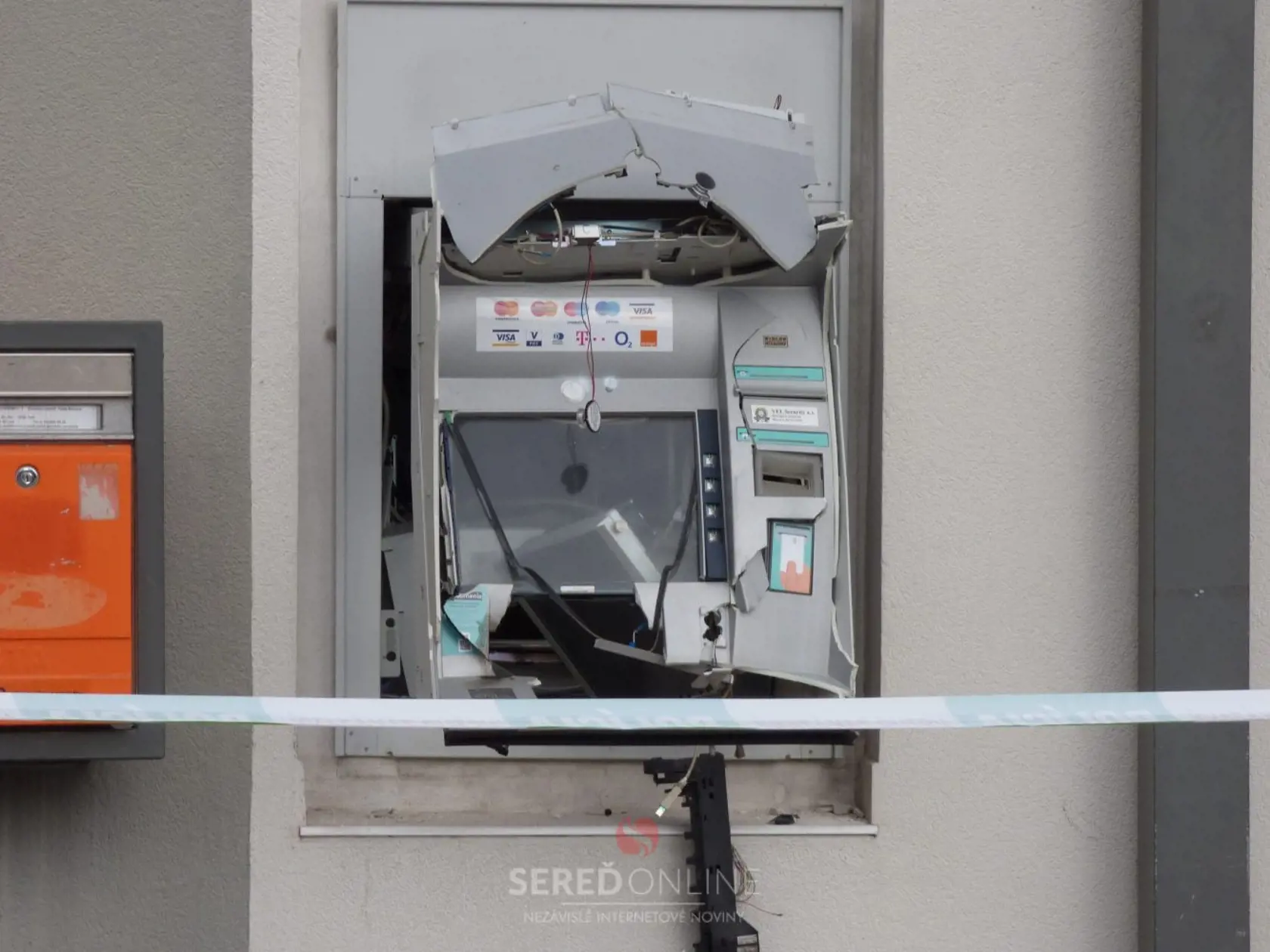 ÚTOK NA BANKOMAT. V OBCI ŠÚROVCE ZASAHUJÚ POLICAJTI AJ EXPERTI Z KEÚ