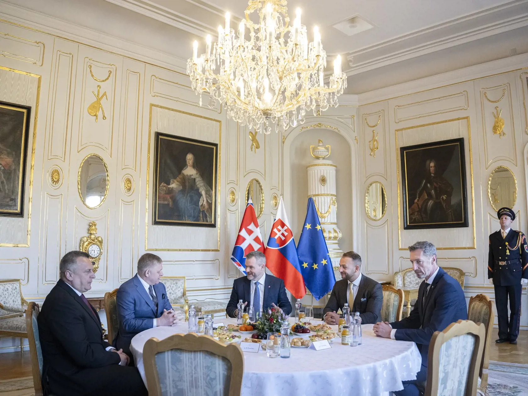 Na snímke prezident SR Peter Pellegrini (uprostred), predseda strany Smer-SD a premiér SR Robert Fico (druhý zľava), predseda Slovenskej národnej strany (SNS) a podpredseda Národnej rady (NR) SR Andrej Danko (vľavo), predseda strany Hlas-SD a minister vnútra SR Matúš Šutaj Eštok (druhý sprava) a predseda KDH Milan Majerský (vpravo) počas stretnutia politických strán za okrúhlym stolom k zahraničnopolitickej orientácii Slovenska v Prezidentskom paláci v Bratislave v utorok 4. februára 2025.
