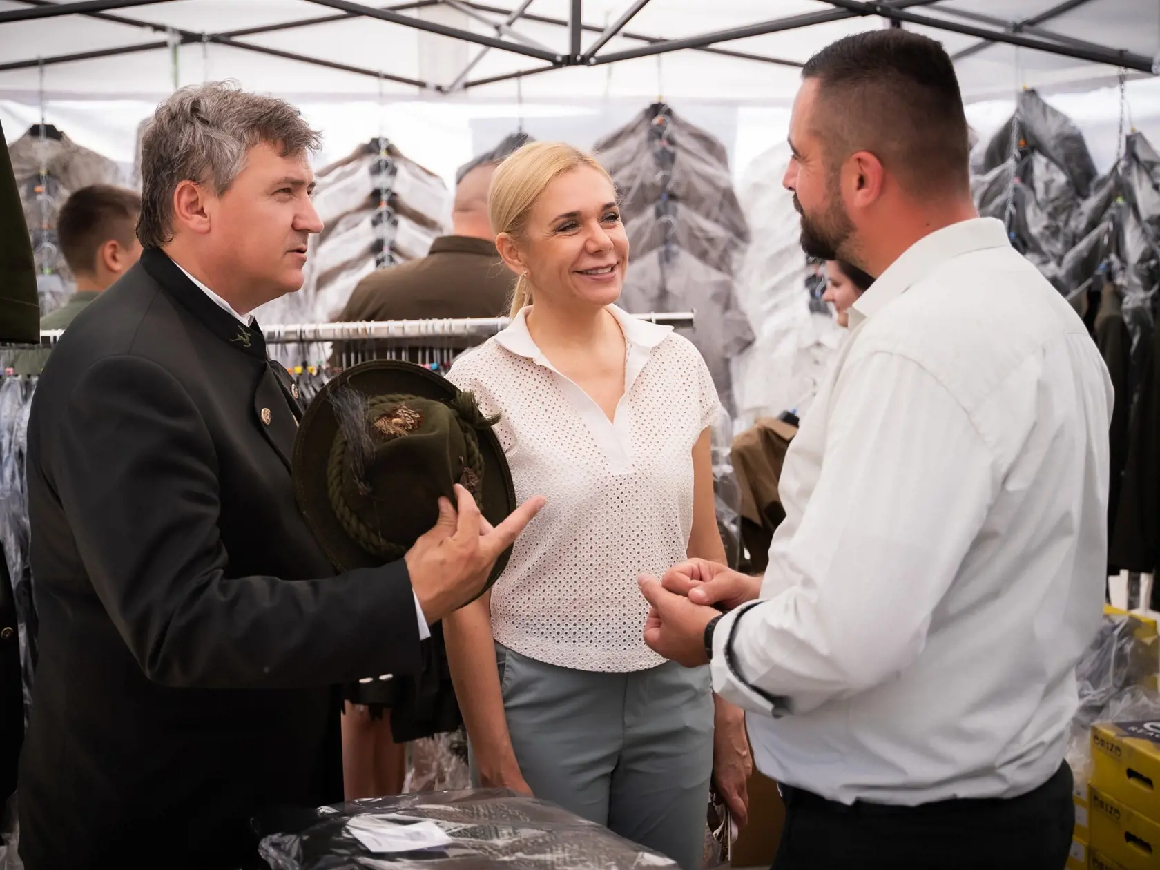 Najnovšie zábery Denisy Sakovej, na ktorých doslova žiari v spoločnosti mužov.