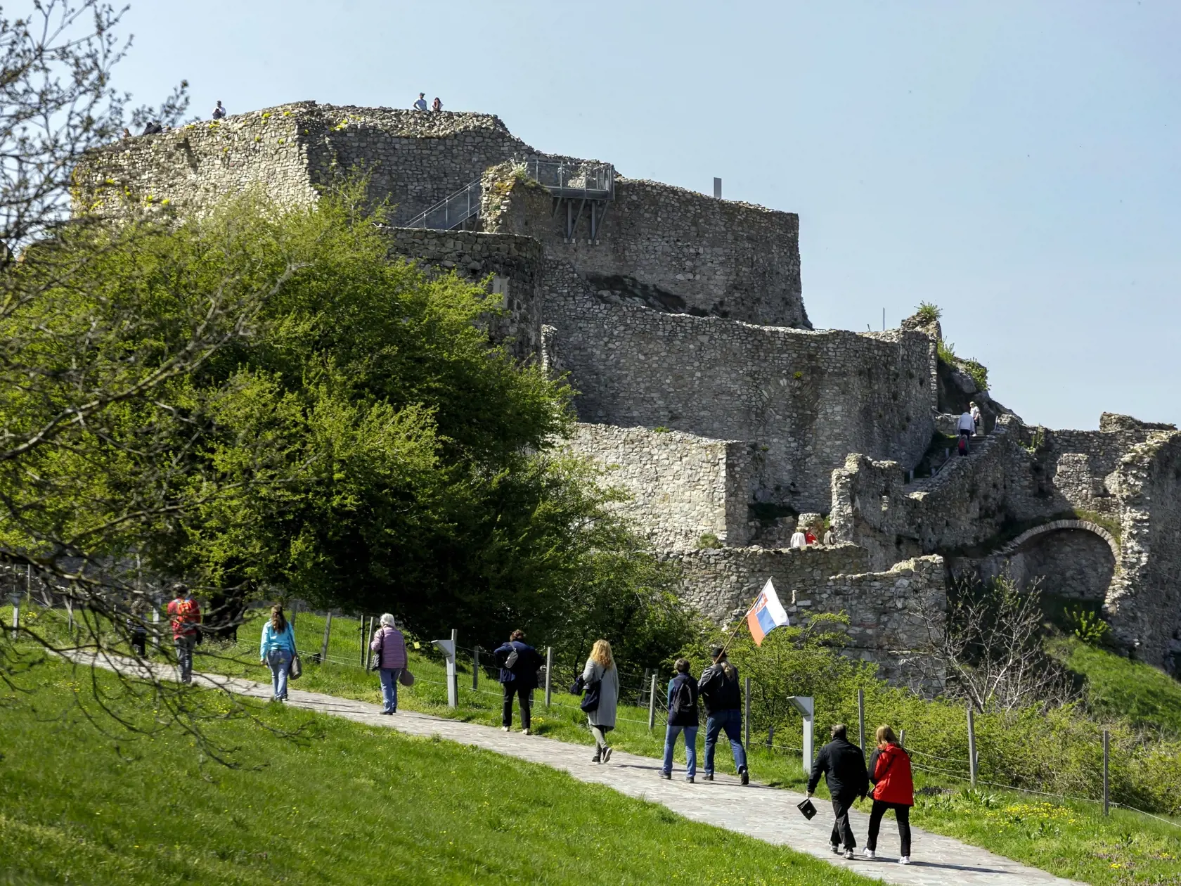 Hrad Devín patrí k najvýznamnejším historickým a archeologickým lokalitám v strednej Európe.