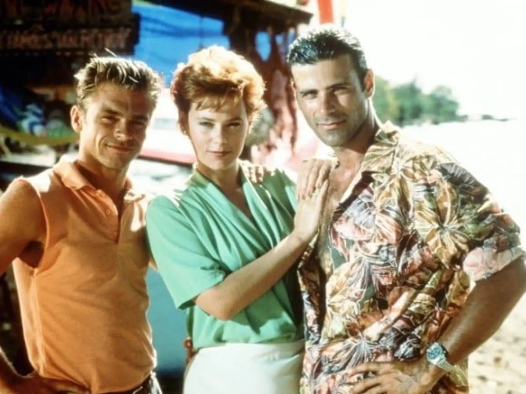 Rob Stewart ako Nick Slaughter, jeho seriálová partnerka Sylvie a plážový barman Spider.