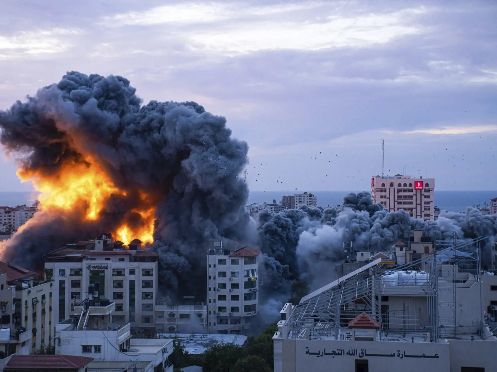 JB 62 Gaza - Plamene a dym stúpajú po izraelskom leteckom útoku na Gazu 7. októbra 2023. Najmenej 100 ľudí zahynulo a približne 900 utrpelo zranenia v Izraeli pri rozsiahlych útokoch palestínskych militantov z pásma Gazy, informovali v sobotu izraelské médiá s odvolaním sa na zdravotníkov. TASR prevzala správu z tlačovej agentúry DPA. Izraelské následné odvetné útoky zabili v pásme Gazy 198 ľudí a zranili ďalších 1600 osôb, uviedlo ministerstvo zdravotníctva v tejto palestínskej enkláve. Palestí