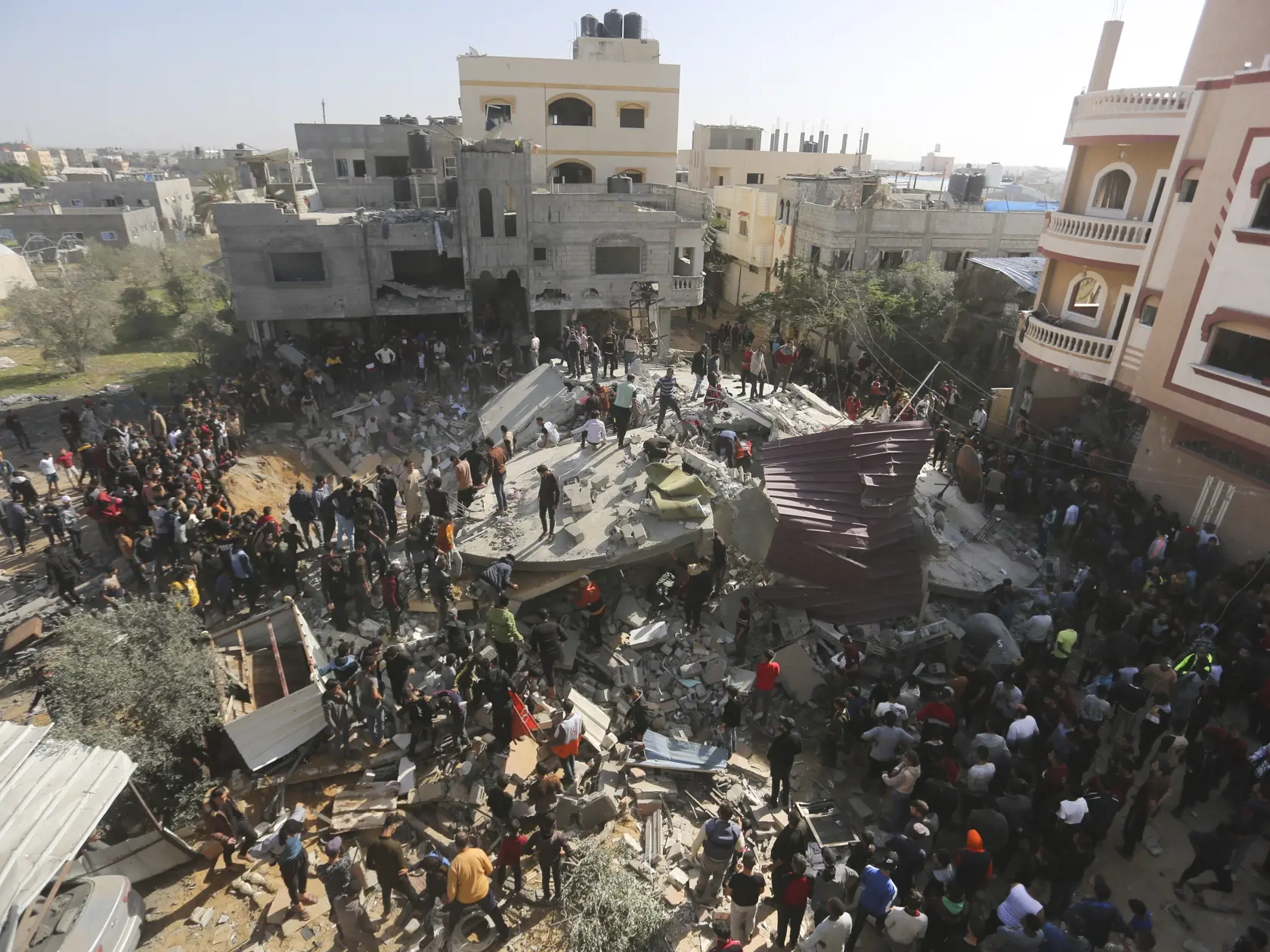 JB 28 Rafah - Palestínčania prehľadávajú preživších v troskách zničenej budovy po izraelskom leteckom útoku na pásmo Gazy v Rafahu 23. novembra 2023. FOTO TASR/AP

Palestinians look for survivors after an Israeli strike on the Gaza Strip in Rafah on Saturday, Nov. 23, 2023. (AP Photo/Hatem Ali)