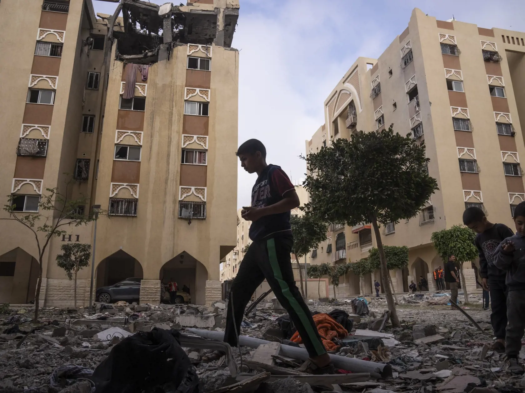 WA 51 Chán Júnis - Palestínčania prezerajú trosky domu vojenského veliteľa palestínskeho Islamského džihádu Alího Ghálího, ktorý prišiel o život spolu s bratom a ďalšou osobou pri nálete izraelskej armády na palestínske pásmo Gazy vo štvrtok 11. mája 2023. FOTO TASR/AP


Palestinians inspect the rubble of the home of Ali Ghali, a senior Islamic Jihad commander, after it was struck by an Israeli airstrike in Khan Younis, southern Gaza Strip, Thursday, May 11, 2023. Early on Thursday, the Israeli 