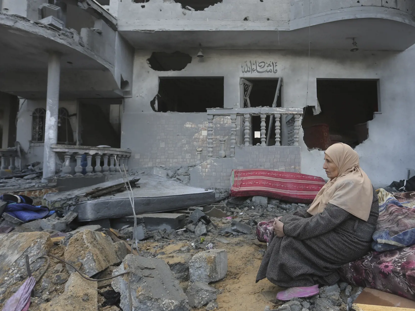JB 5 Rafah - Palestínčanka sedí pri zničených domoch po izraelskom leteckom útoku na pásmo Gazy v Rafahu 24. novembra 2023. FOTO TASR/AP

A Palestinian woman sits by houses destroyed in the Israeli bombardment of the Gaza Strip in Rafah on Friday, Nov. 24, 2023. (AP Photo/Hatem Ali)