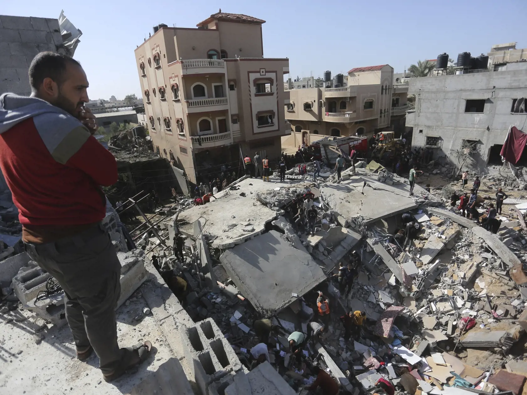 JB 27 Rafah - Palestínčania prehľadávajú preživších v troskách zničenej budovy po izraelskom leteckom útoku na pásmo Gazy v Rafahu 23. novembra 2023. FOTO TASR/AP

Palestinians look for survivors after an Israeli strike on the Gaza Strip in Rafah on Saturday, Nov. 23, 2023. (AP Photo/Hatem Ali)