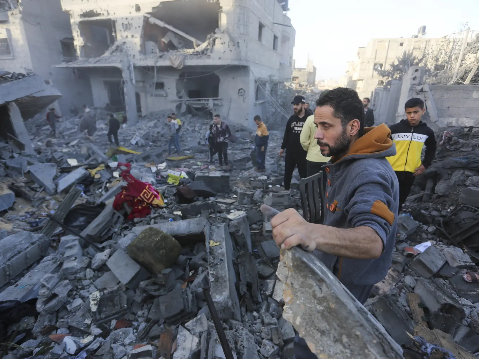 JB 1 Rafah - Palestínčania stoja v troskách zničenej budovy po izraelskom leteckom nočnom útoku na pásmo Gazy v Rafahu 24. novembra 2023. FOTO TASR/AP

Palestinians stand by a building destroyed in Israeli bombardment overnight in Rafah, Gaza Strip, Friday, Nov. 24, 2023. (AP Photo/Hatem Ali)