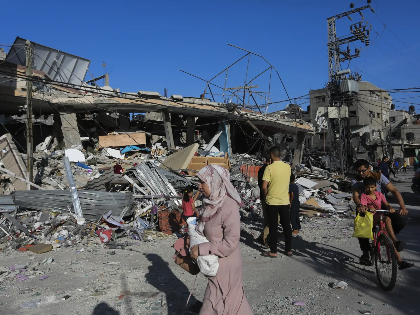 JB 17 Rafah - Palestínčania kráčajú medzi troskami zničenej budovy po izraelskom leteckom útoku na pásmo Gazy v Rafahu 31. októbra 2023. FOTO TASR/AP

Palestinians walk by the destruction after an Israeli strike in Rafah, Gaza Strip, Tuesday, Oct. 31, 2023. (AP Photo/Hatem Ali)