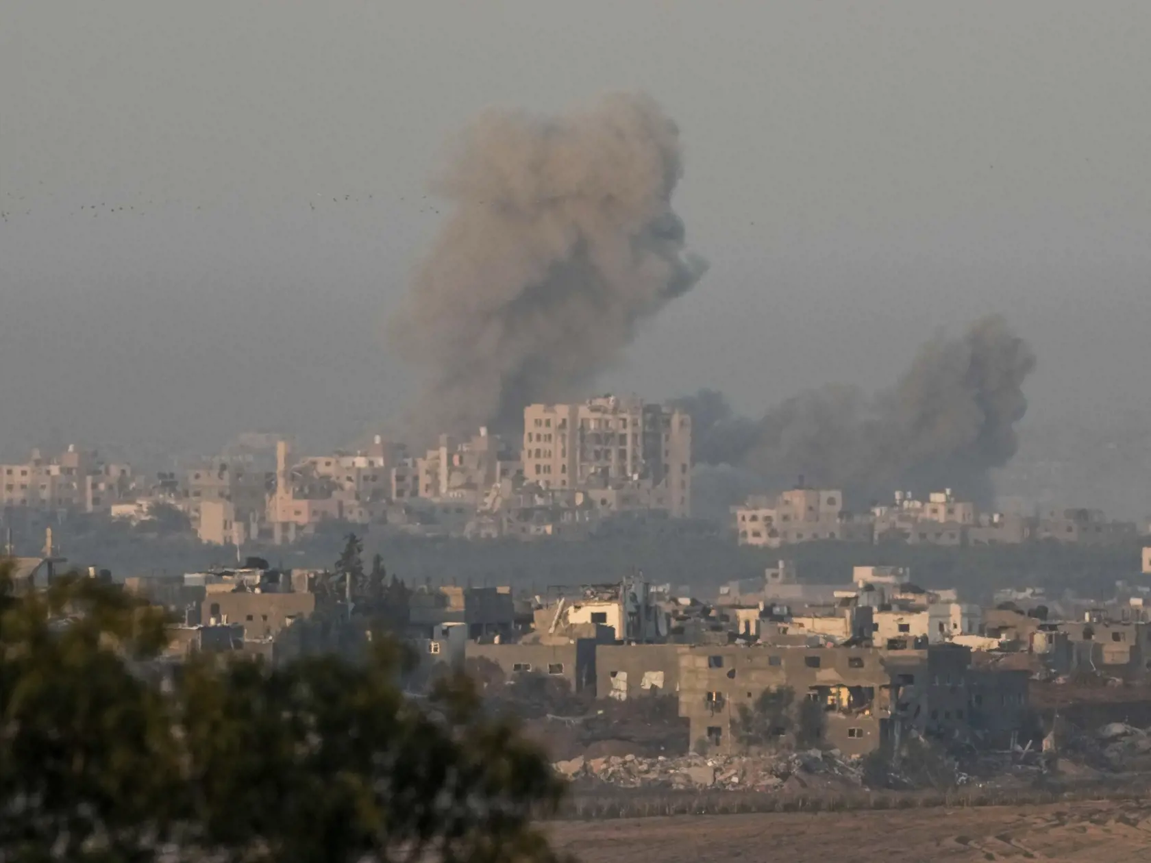 JB 41 Gaza - Dym stúpa pri explózii po izraelskom bombardovaní pásma Gazy, čo je viditeľné z juhu Izraela 3. decembra 2023. FOTO TASR/AP


Smoke rises following an Israeli bombardment in the Gaza Strip, as seen from southern Israel, Sunday, Dec. 3, 2023. (AP Photo/Leo Correa)