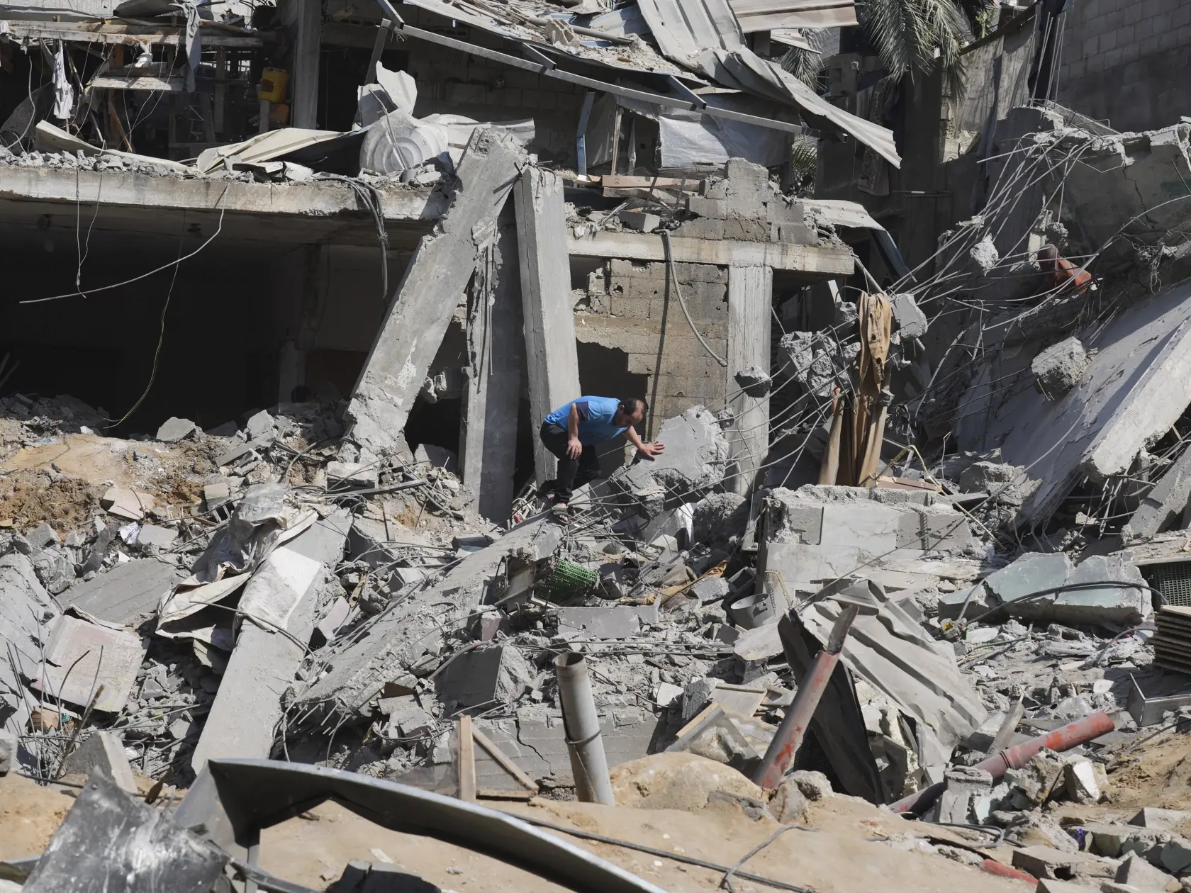 JB 9 Deir Al-Balah - Palestínčania vychádzajú z budovy zničenej po izraelskom bombardovaní pásma Gazy v utečeneckom tábore Maghazi v meste Deir Al-Balah 25. októbra 2023. FOTO TASR/AP

Palestinian exits a building destroyed by the Israeli bombardment of the Gaza Strip in the Maghazi refugee camp in Deir Al-Balah, Wednesday, Oct. 25, 2023. ( AP Photo/Hatem Moussa)