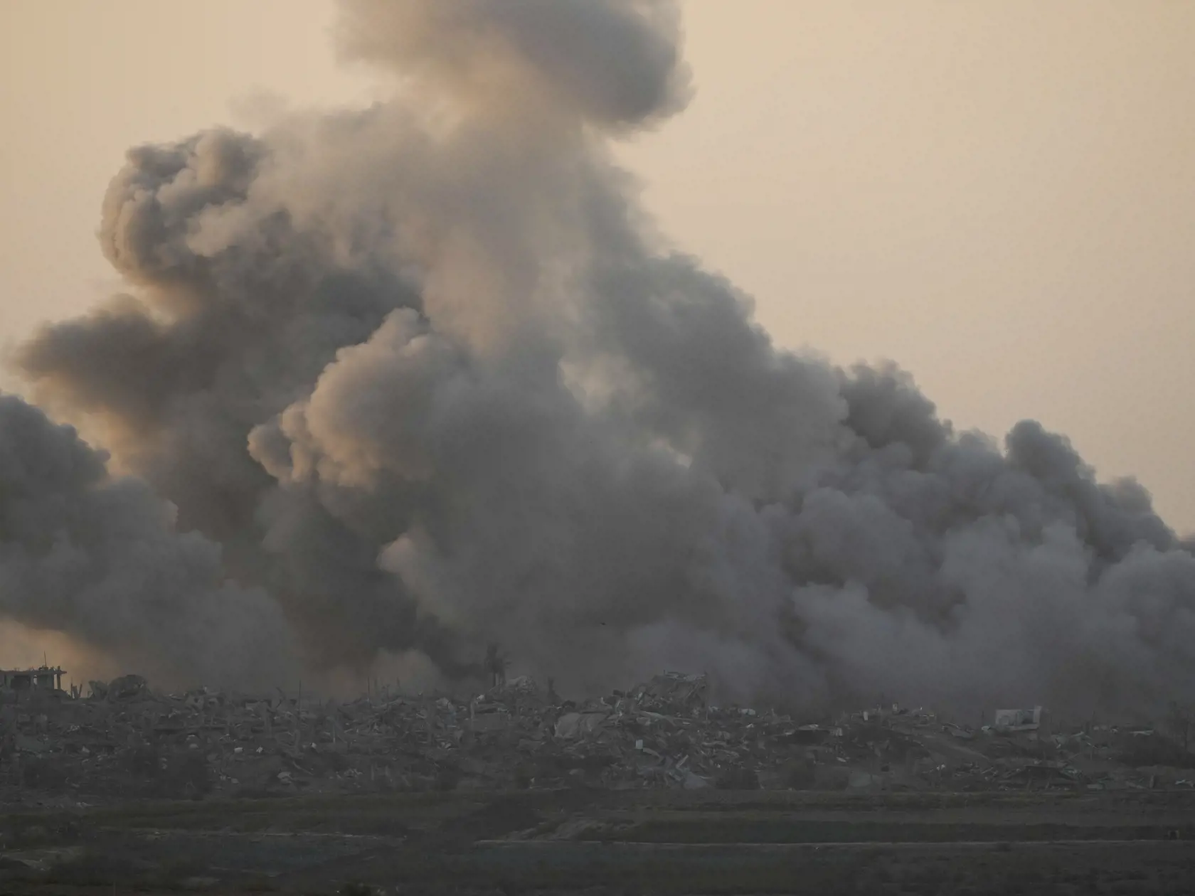 JB 56 Gaza - Dym stúpa pri explózii po izraelskom leteckom útoku na pásmo Gazy, čo je viditeľné z juhu Izraela 2. decembra 2023. FOTO TASR/AP


Smoke rises following an Israeli bombardment in the Gaza Strip, as seen from southern Israel, Saturday, Dec. 2, 2023. (AP Photo/Leo Correa)