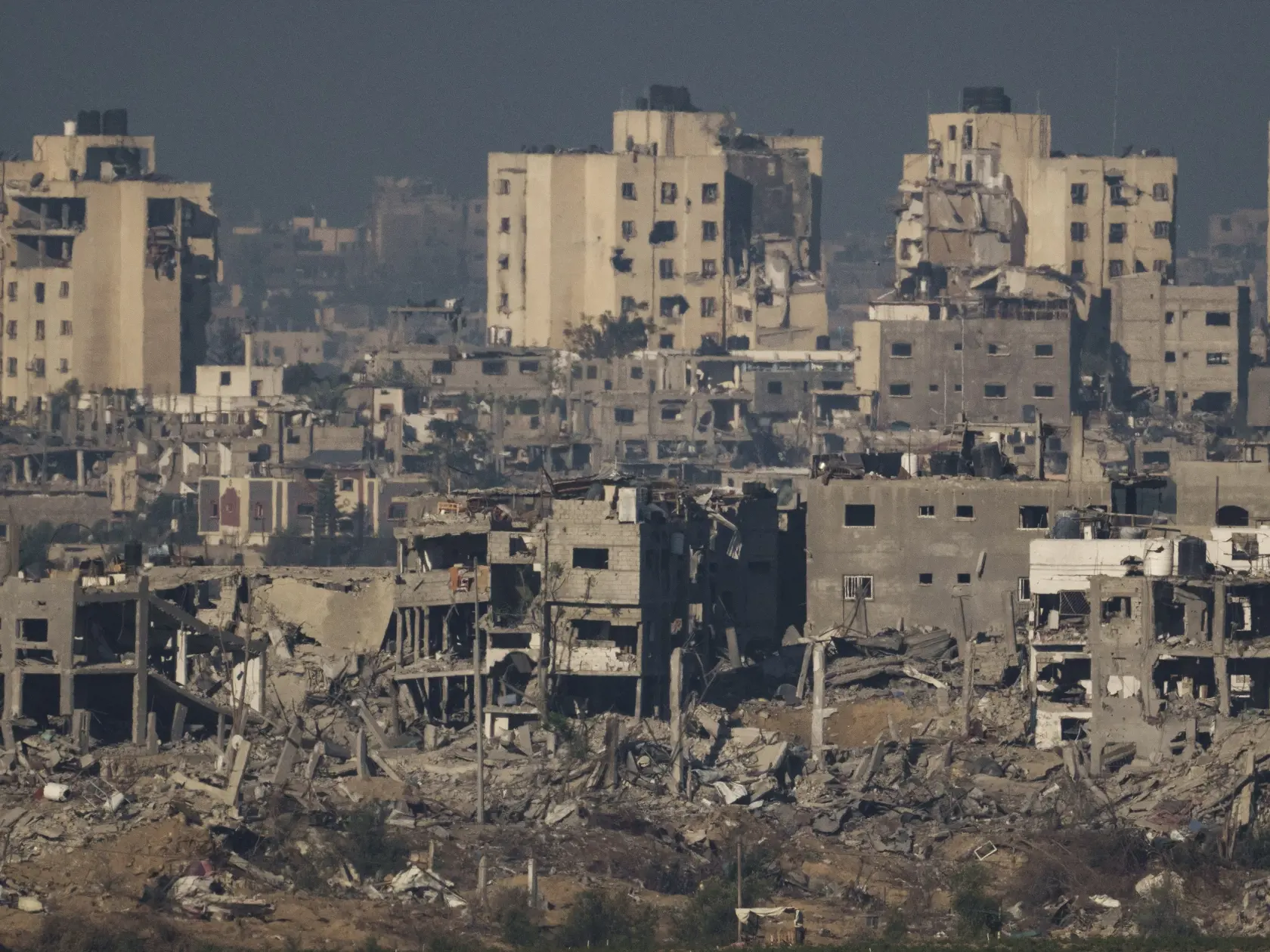 JB 29 Gaza - Zničené budovy po izraelskom leteckom útoku v pásme Gazy, čo je viditeľné z juhu Izraela 16. novembra 2023. FOTO TASR/AP

Destroyed buildings stand in the Gaza Strip, as seen from southern Israel, Thursday, Nov. 16, 2023. (AP Photo/Leo Correa)