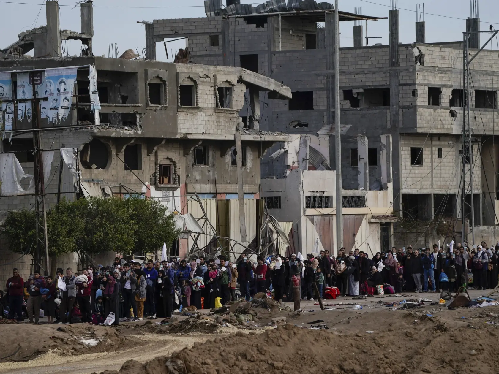 JB 13 Gaza - Palestínčania utekajú na juh pásma Gazy z predmestia mesta Gaza počas pokračujúceho izraelského bombardovania 22. novembra 2023. FOTO TASR/AP

Palestinians flee to the southern Gaza Strip, on the outskirts of Gaza City, during the ongoing Israeli bombardment on Wednesday, Nov. 22, 2023. (AP Photo/Victor R. Caivano)