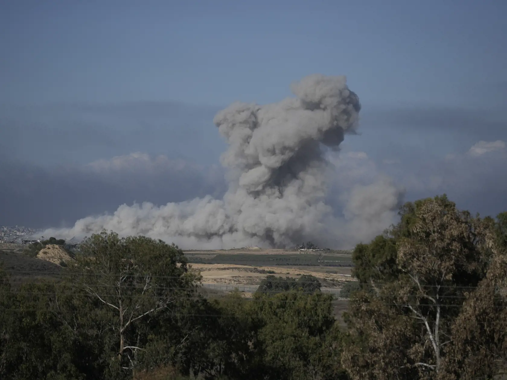 JB 28 Gaza - Dym stúpa pri explózii po izraelskom leteckom útoku na pásmo Gazy, čo je viditeľné z juhu Izraela 16. novembra 2023. FOTO TASR/AP

Smoke rises after an Israeli strike on the Gaza Strip on Thursday, Nov. 16, 2023. (AP Photo/Leo Correa)