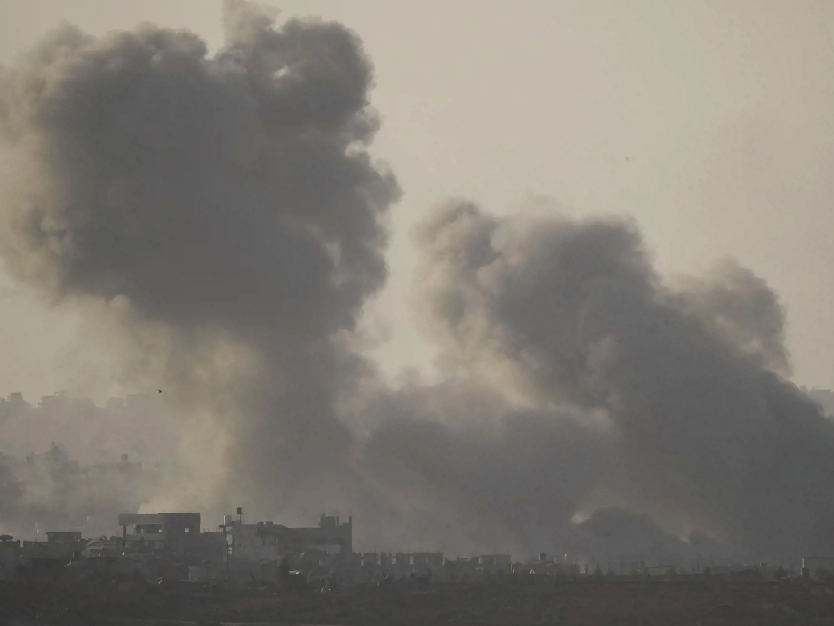 JB 35 Gaza - Dym stúpa pri explózii po izraelskom leteckom útoku na pásmo Gazy, čo je viditeľné z juhu Izraela 2. decembra 2023. FOTO TASR/AP


Smoke rises following an Israeli bombardment in the Gaza Strip, as seen from southern Israel, Saturday, Dec. 2, 2023. (AP Photo/Leo Correa)