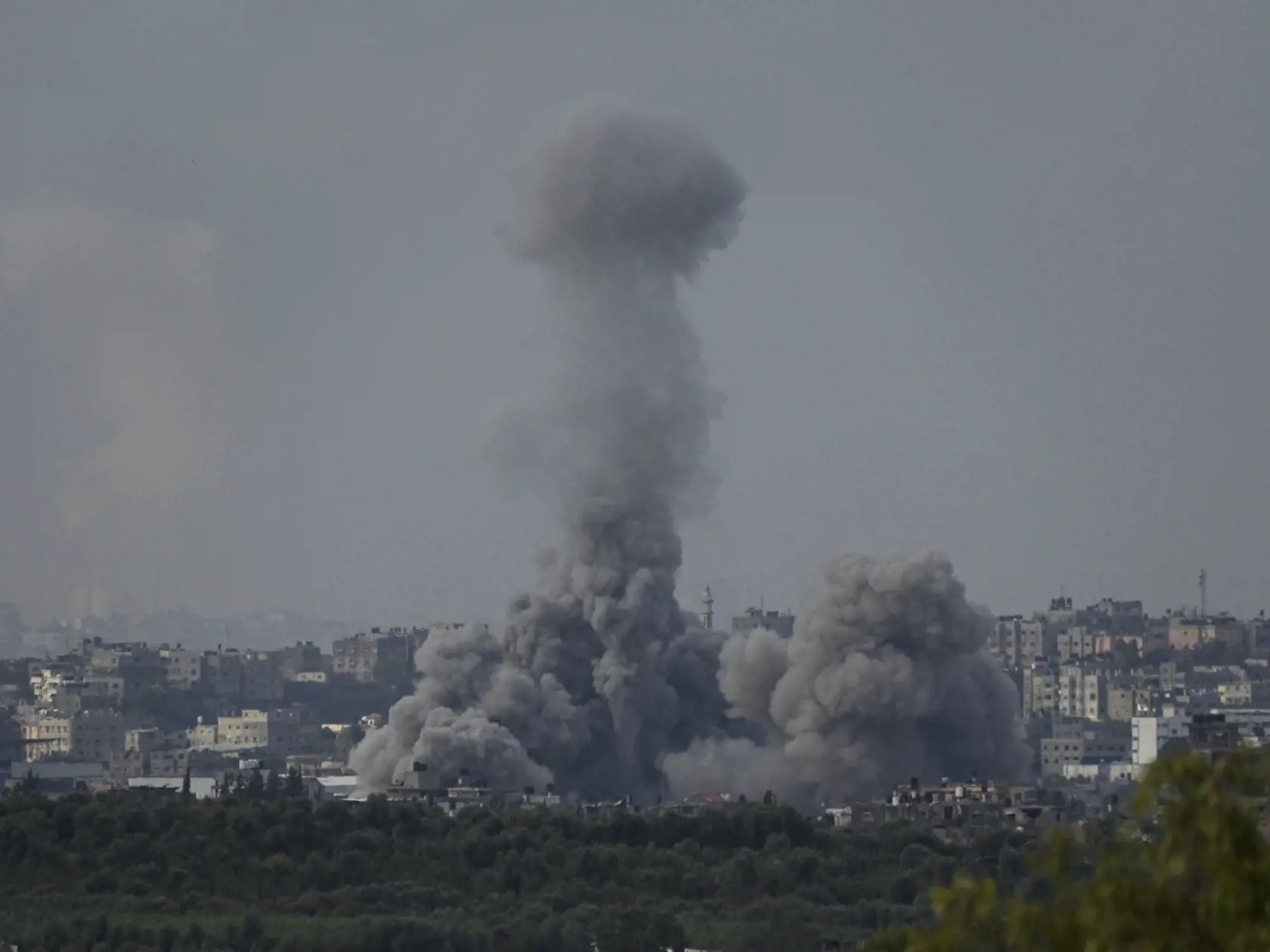 JB 35 Gaza - Dym stúpa pri explózii po izraelskom leteckom útoku na pásmo Gazy, čo je viditeľné z juhu Izraela 13. novembra 2023  FOTO TASR/AP

Smoke rises following an Israeli airstrike in the Gaza Strip, as seen from southern Israel, Monday, Nov. 13, 2023. (AP Photo/Ohad Zwigenberg)