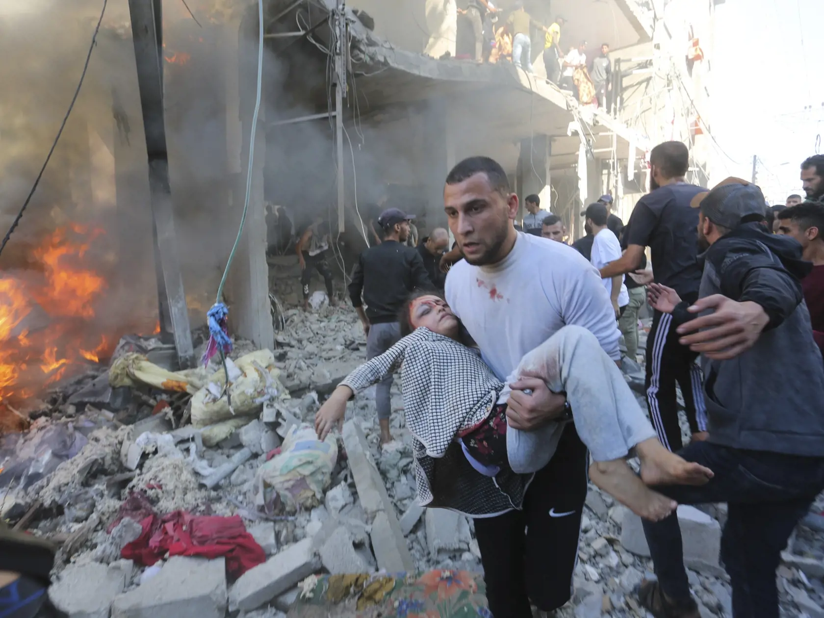 KK23 Rafah - Palestínčania zachraňujú preživších po izraelskom útoku v Rafahu, na juhu Pásma Gazy 17. novembra 2023. FOTO TASR/AP
Palestinians rescue survivors after an Israeli strike on Rafah, Gaza Strip, Friday, Nov. 17, 2023. (AP Photo/Hatem Ali)