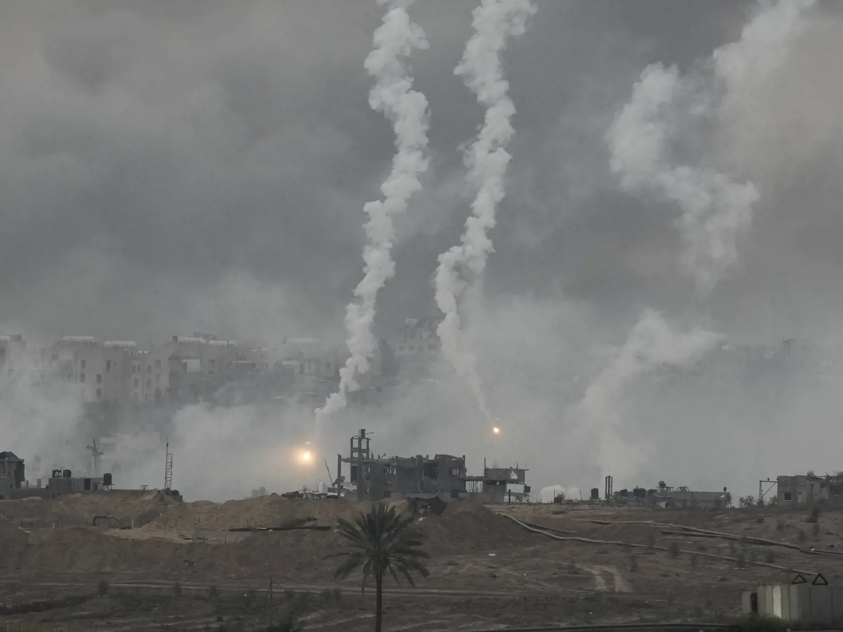 JB 8 Gaza - Dym stúpa pri explózii po izraelskom leteckom útoku na pásmo Gazy, čo je viditeľné z juhu Izraela 22. novembra 2023. FOTO TASR/AP

Smoke rises following an Israeli airstrike in the Gaza Strip, as seen from southern Israel, Wednesday, Nov. 22, 2023. (AP Photo/Leo Correa)