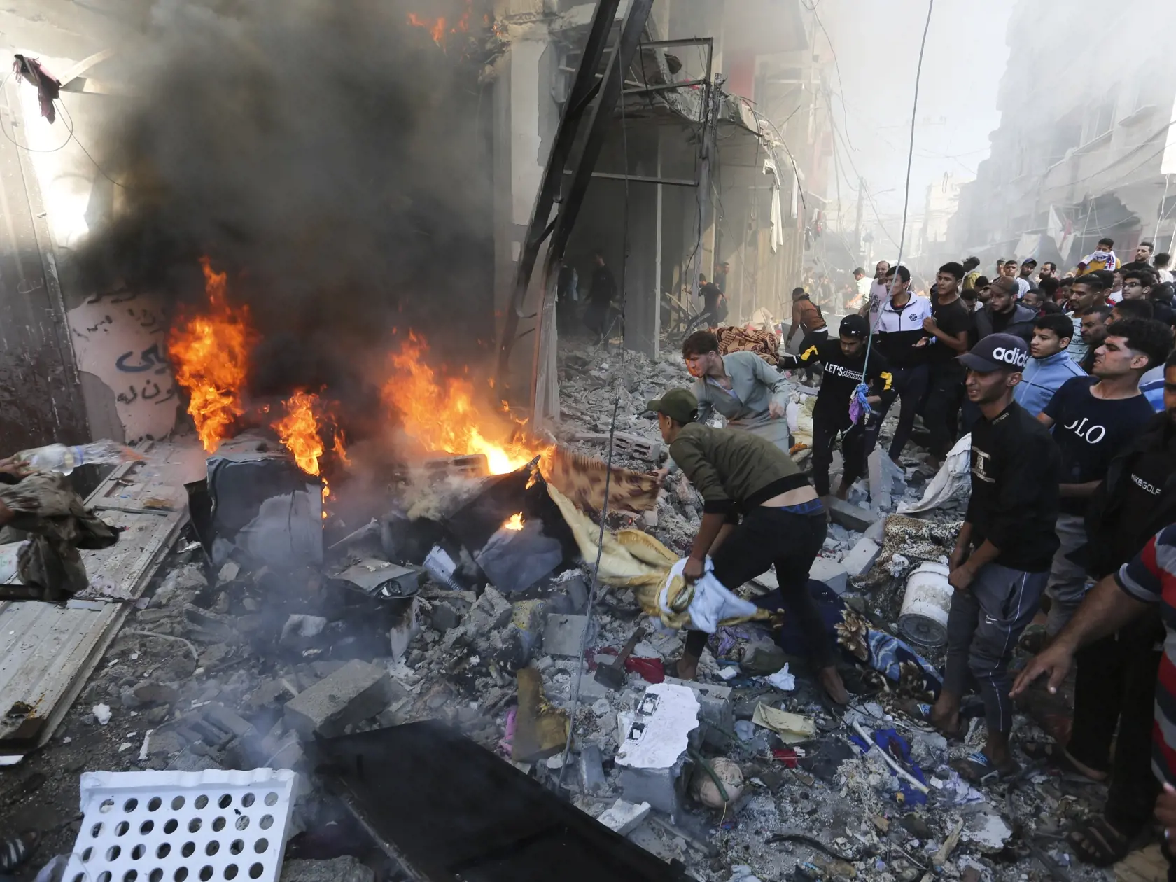KK22 Rafah - Palestínčania hľadajú preživších po izraelskom útoku v Rafahu, na juhu Pásma Gazy 17. novembra 2023. FOTO TASR/AP
Palestinians look for survivors after an Israeli strike on Rafah, Gaza Strip, Friday, Nov. 17, 2023. (AP Photo/Hatem Ali)