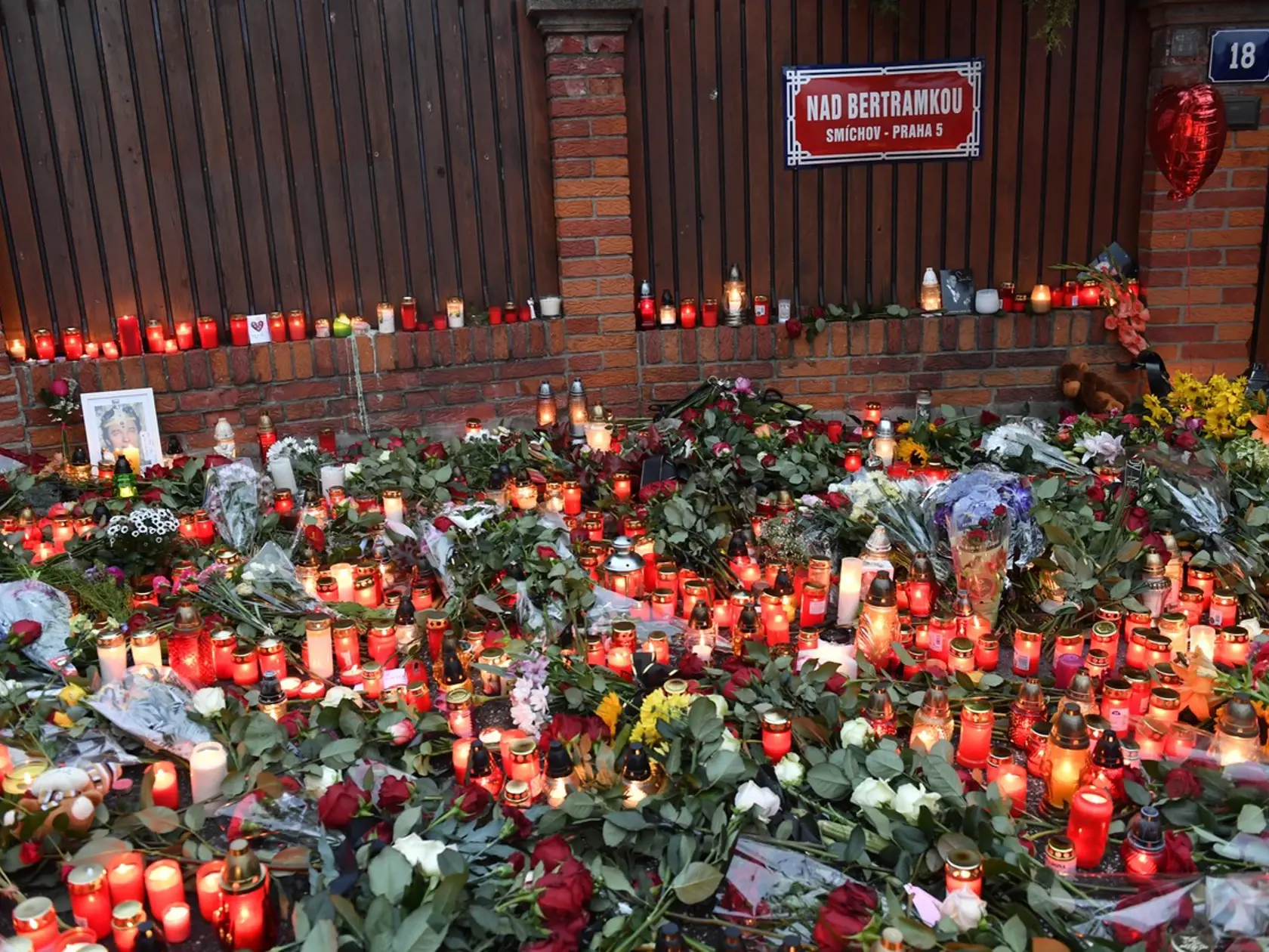 Z Bertramky, kde sa do posledných dní zdržiaval  Karel Gott († 80), sa stalo pietne miesto.