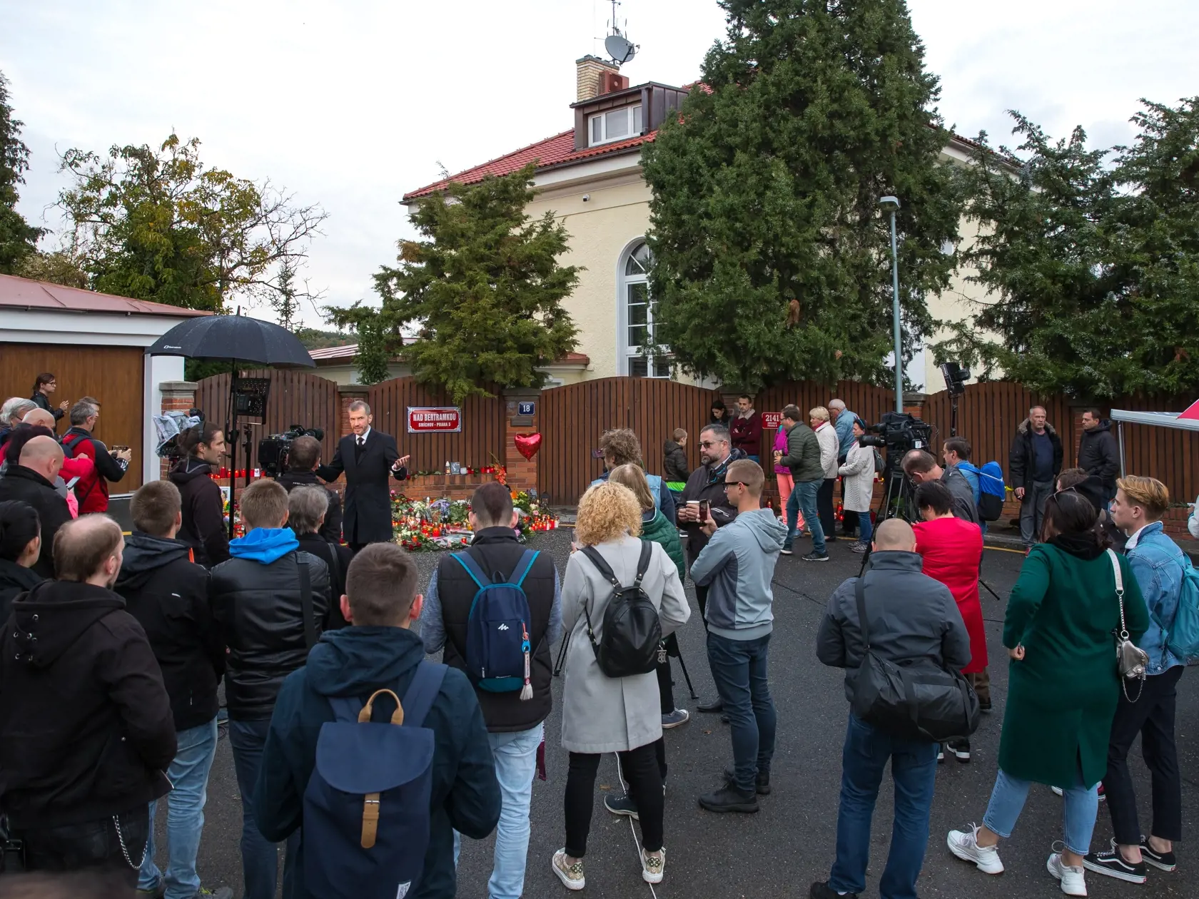 Rozlúčka so zosnulým spevákom Karlom Gottom pred jeho domom v Prahe - Nad Bertramkou. Stovky fanúšikov prišlo vzdať hold československej hudobnej legende. 