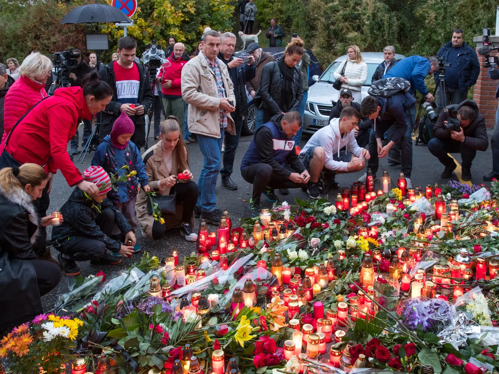 Rozlúčka so zosnulým spevákom Karlom Gottom pred jeho domom v Prahe - Nad Bertramkou. Stovky fanúšikov prišlo vzdať hold československej hudobnej legende. 