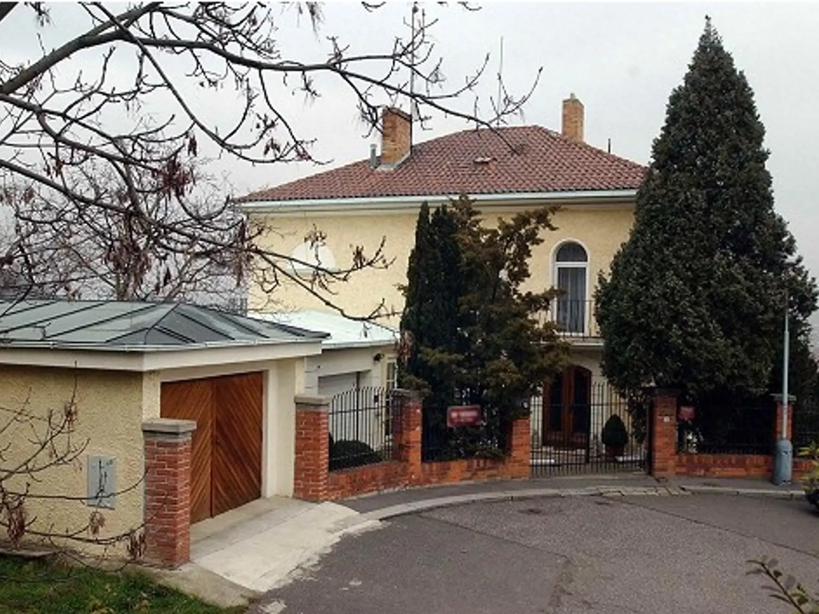 Vila Karla Gotta pred rekonštrukciou, ešte so starým plotom.