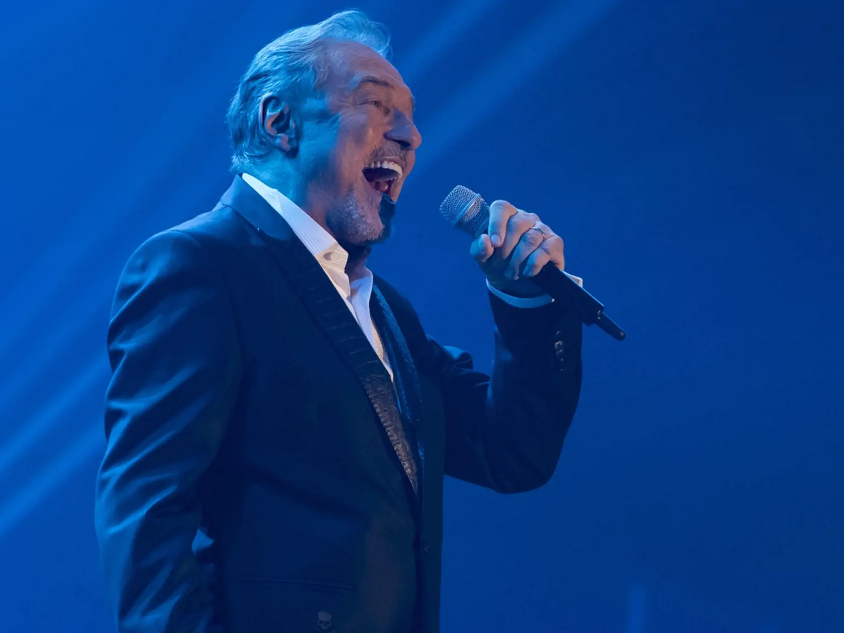 Spevák Karel Gott.