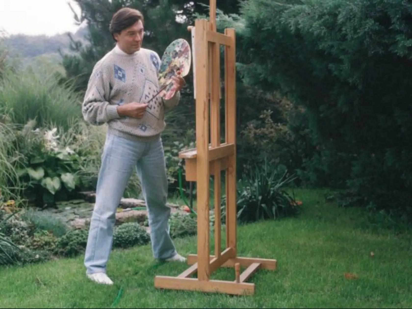 V záhrade vily v roku 1987. Karel Gott práve maľuje obraz Muzikant v búrke.