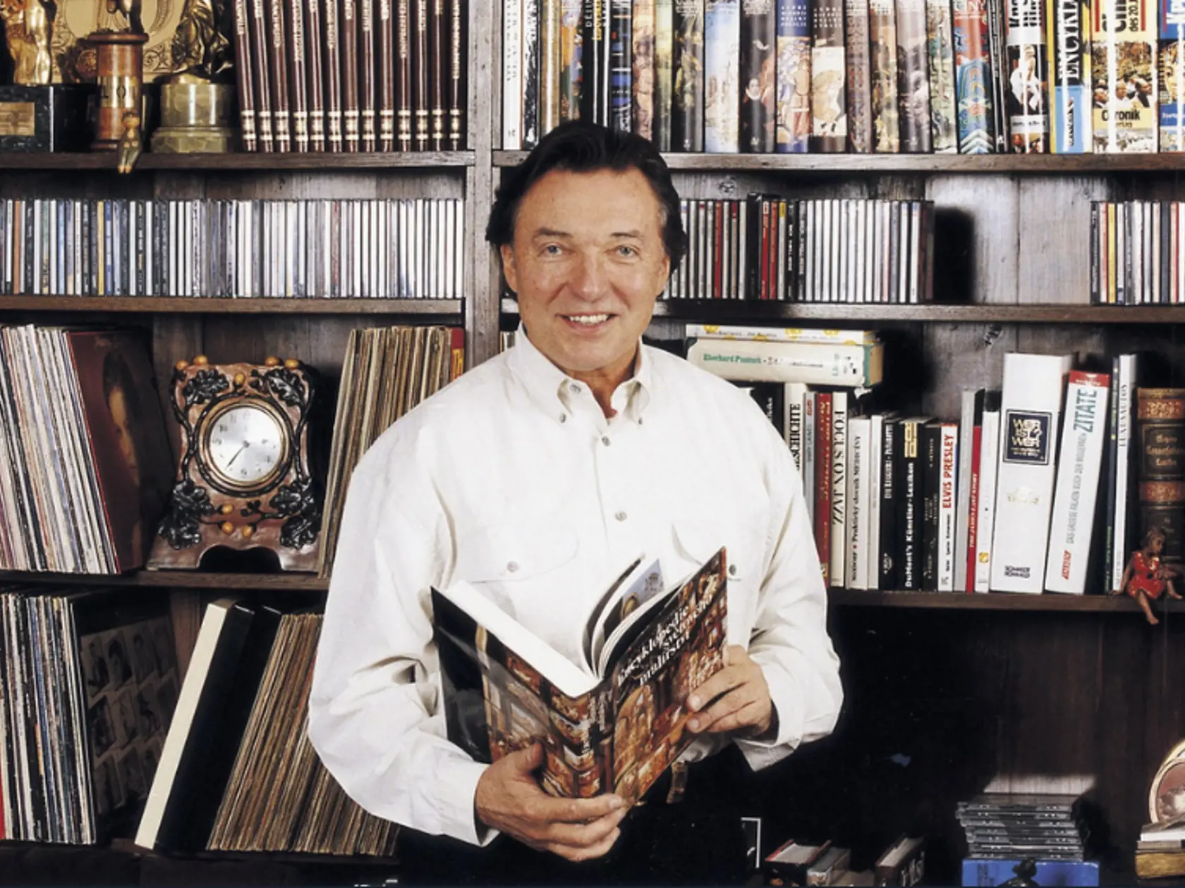 Karel Gott v milovanej knižnici.