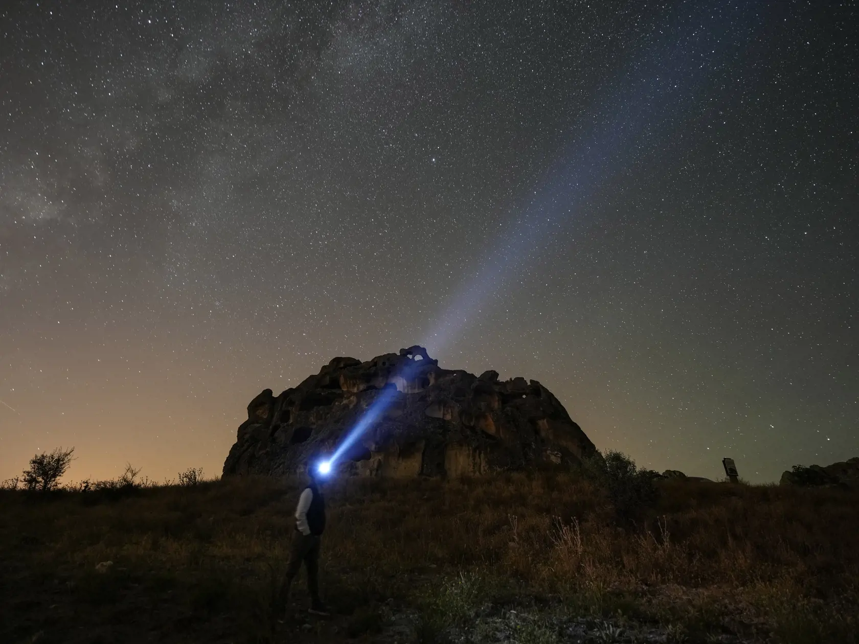 Ľudia sa zhromažďujú na pozorovanie meteorického roja Perzeíd v údolí Phrygian v tureckom Afyonkarahisare, 250 km juhozápadne od Ankary v sobotu 12. augusta 2023.