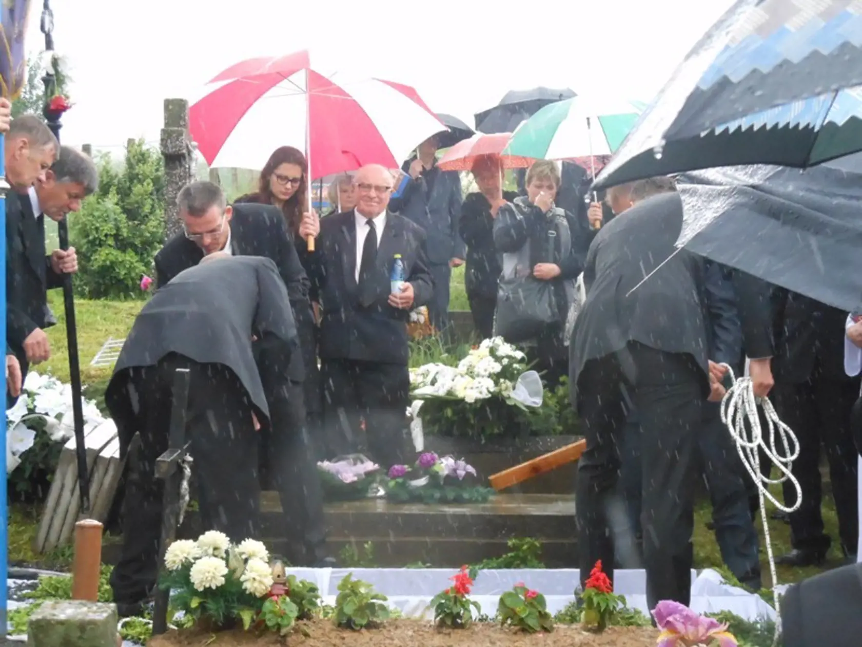 POHREB: Nad Václaviným hrobom stál jej otec, sestra Mária a dedko Václav.