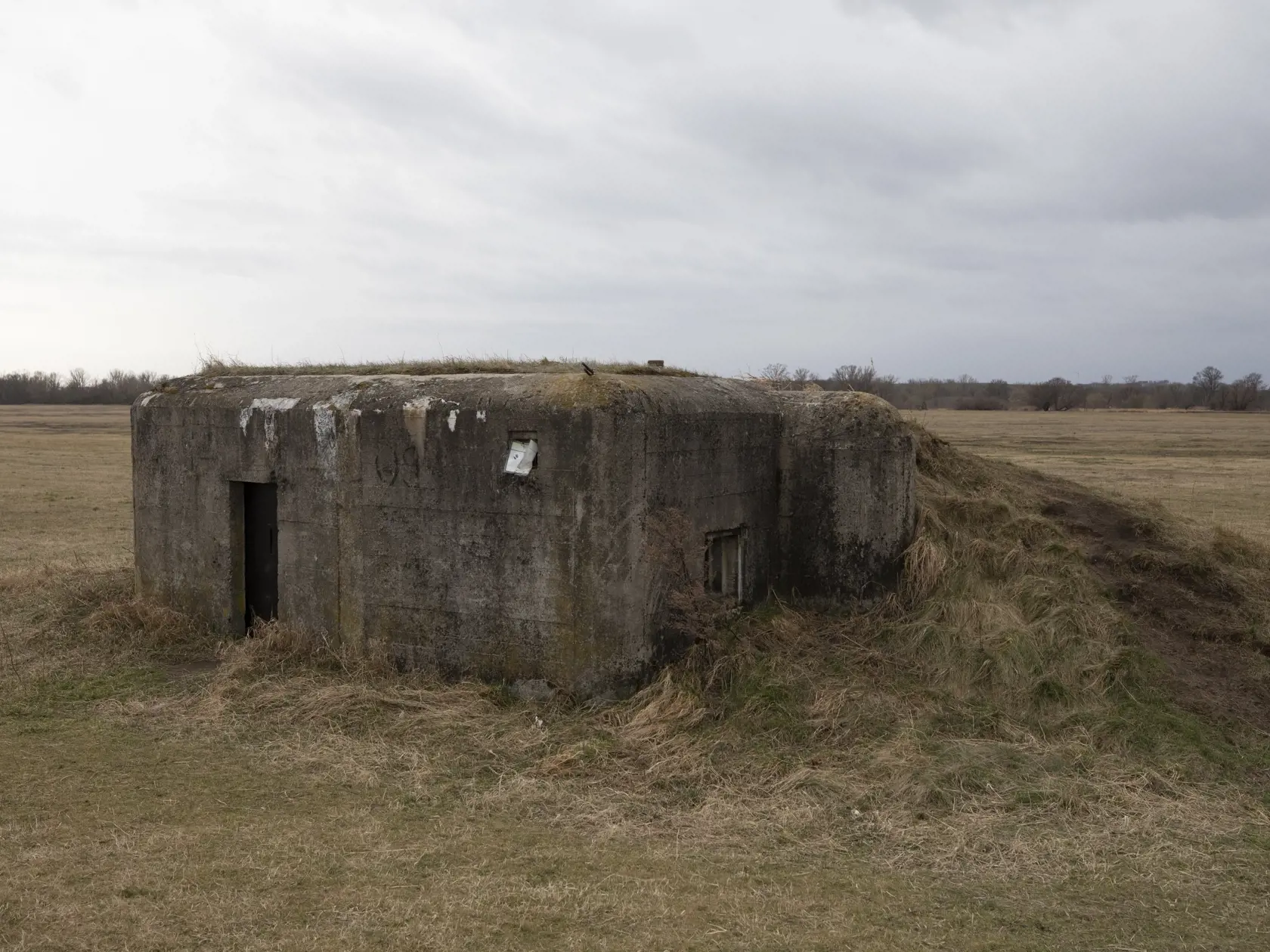 Vojenský bunker pri Devínskom jazere ponúka realitná kancelária na predaj za 6999 eur.