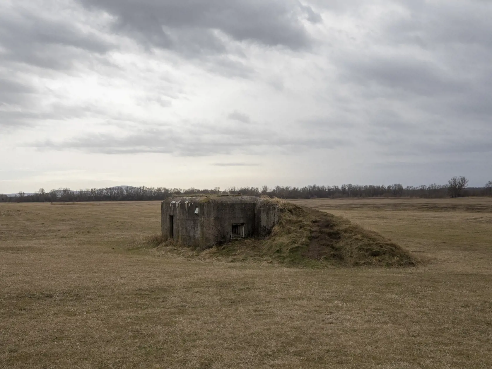 Vojenský bunker pri Devínskom jazere ponúka realitná kancelária na predaj za 6999 eur.