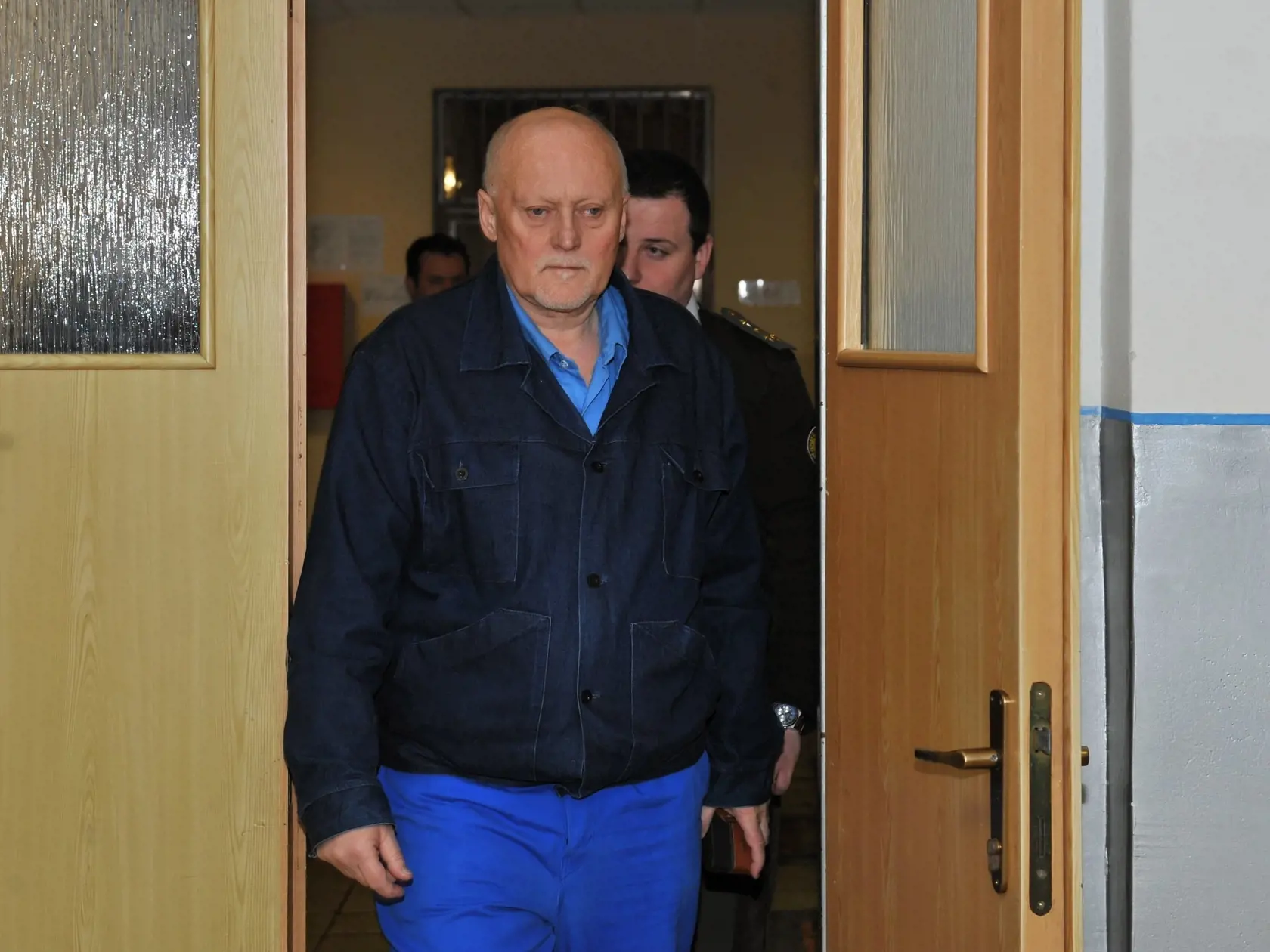 Okresný súd v Martine vyhovel žiadosti o predčasné prepustenie z väzenia, ktorú podal bývalý šéf nebankovej spoločnosti Drukos František Mojžiš. Súd mu uložil 8,5-ročný trest za podvod. Na snímke František Mojžiš počas vstupu do pojednávacej miestnosti  v Ústave na výkon trestu pre odsúdených v Sučanoch 23. februára 2018.