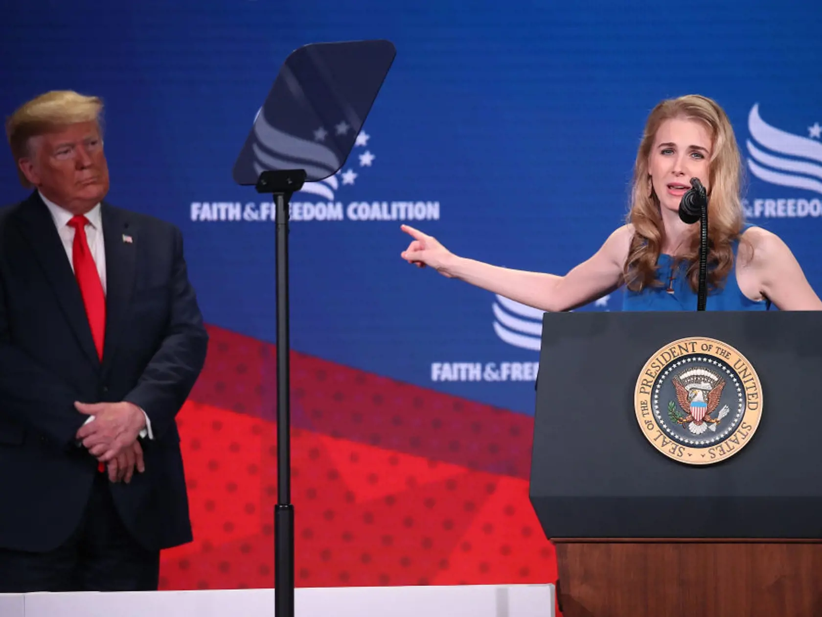 Asistentka Trumpa Natalie Harp je zanietená zamestnankyňa.