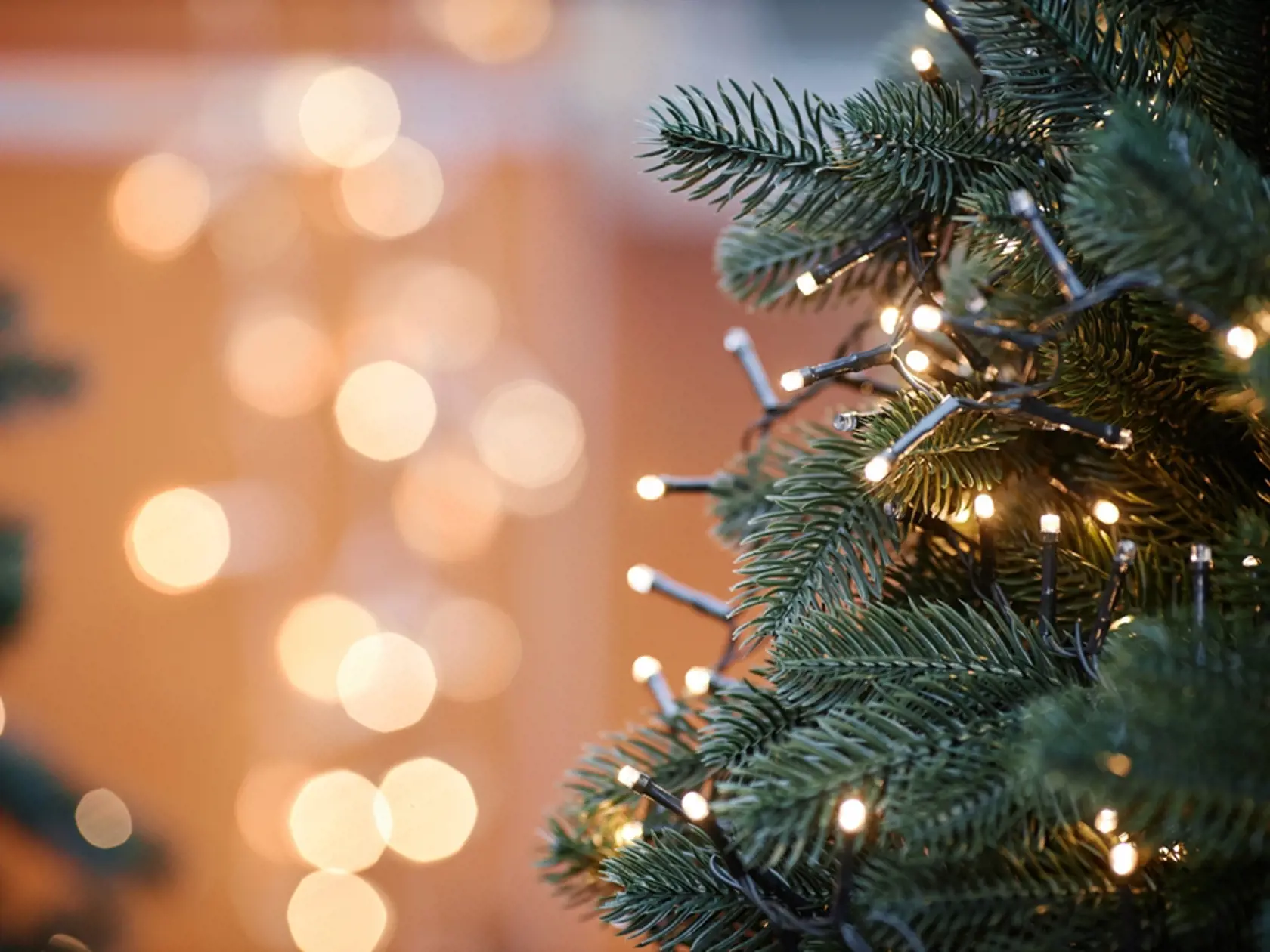 Close,Up,Background,Image,Of,Christmas,Tree,Decorated,With,Lights